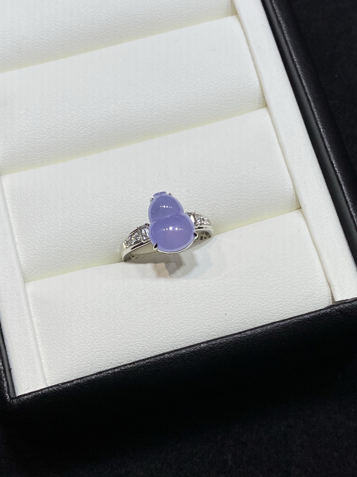 高冰 仙紫 葫芦 简镶 戒指 18k

整体尺寸11.6-8.5-7.4