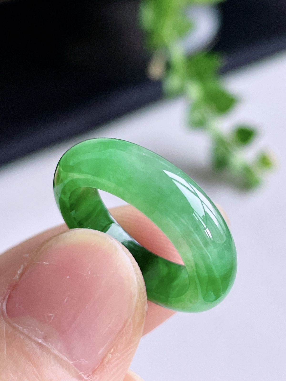 【裸石】冰阳绿戒圈指环
【说明】缅料 完美 性价比高  
【尺寸】5.4-3.6
【圈口】10.5号.