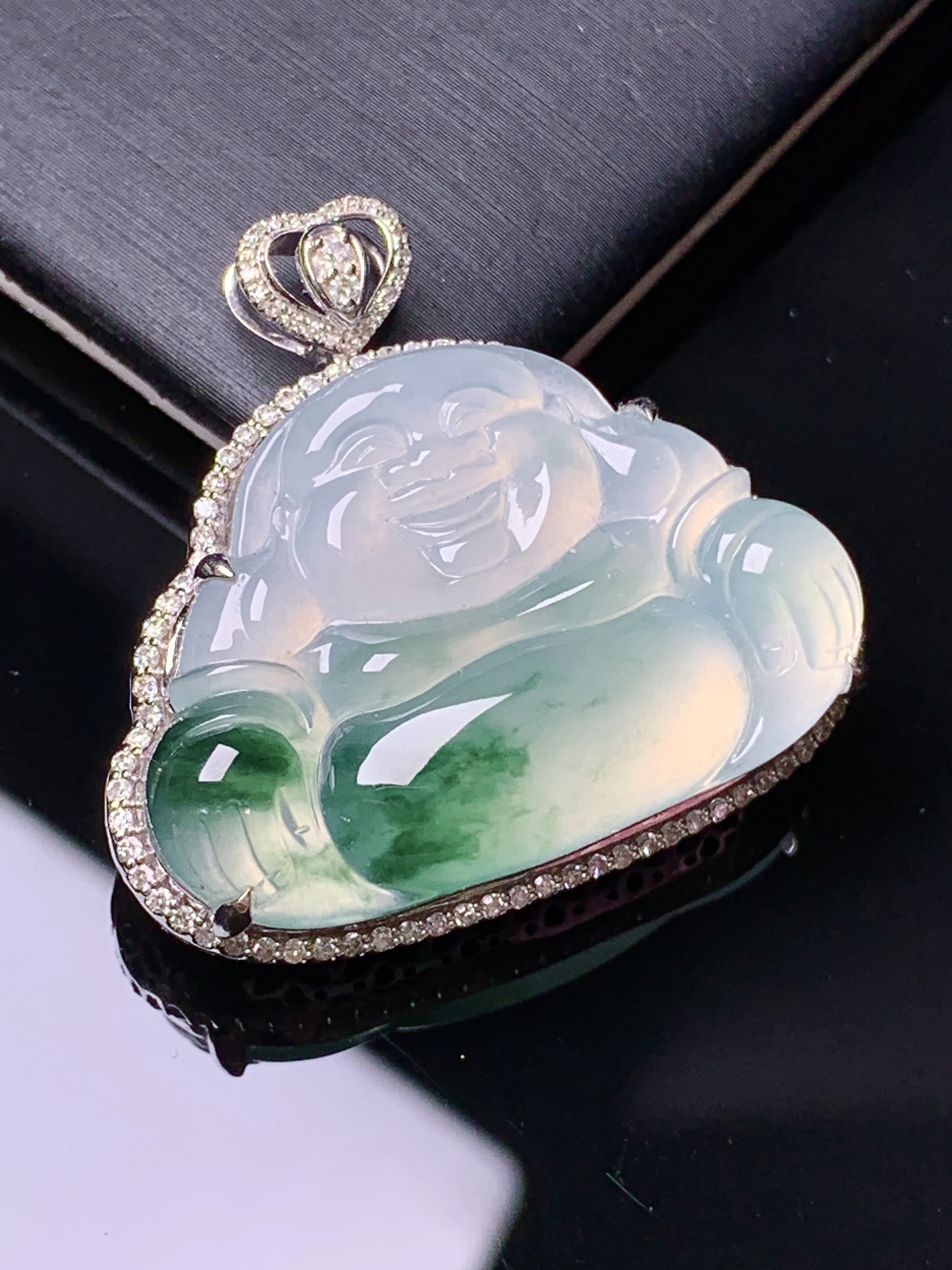 18k金钻镶嵌冰种飘绿佛公吊坠 玉质细腻 色泽艳丽清新 水润亮眼 整体尺寸29*32*8.6y4