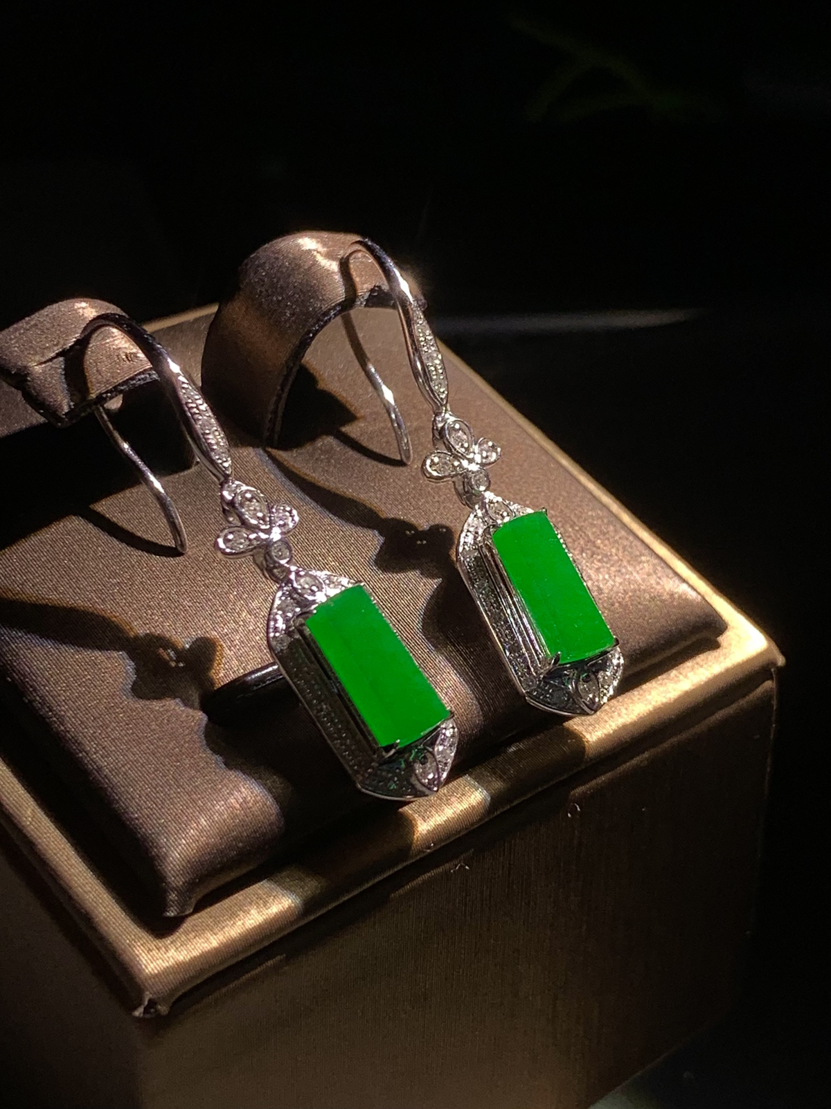 小无事牌耳钩耳坠，
裸石9.6-4.6-2mm，
整体36-8-6mm，4.48g，
18K金，南非