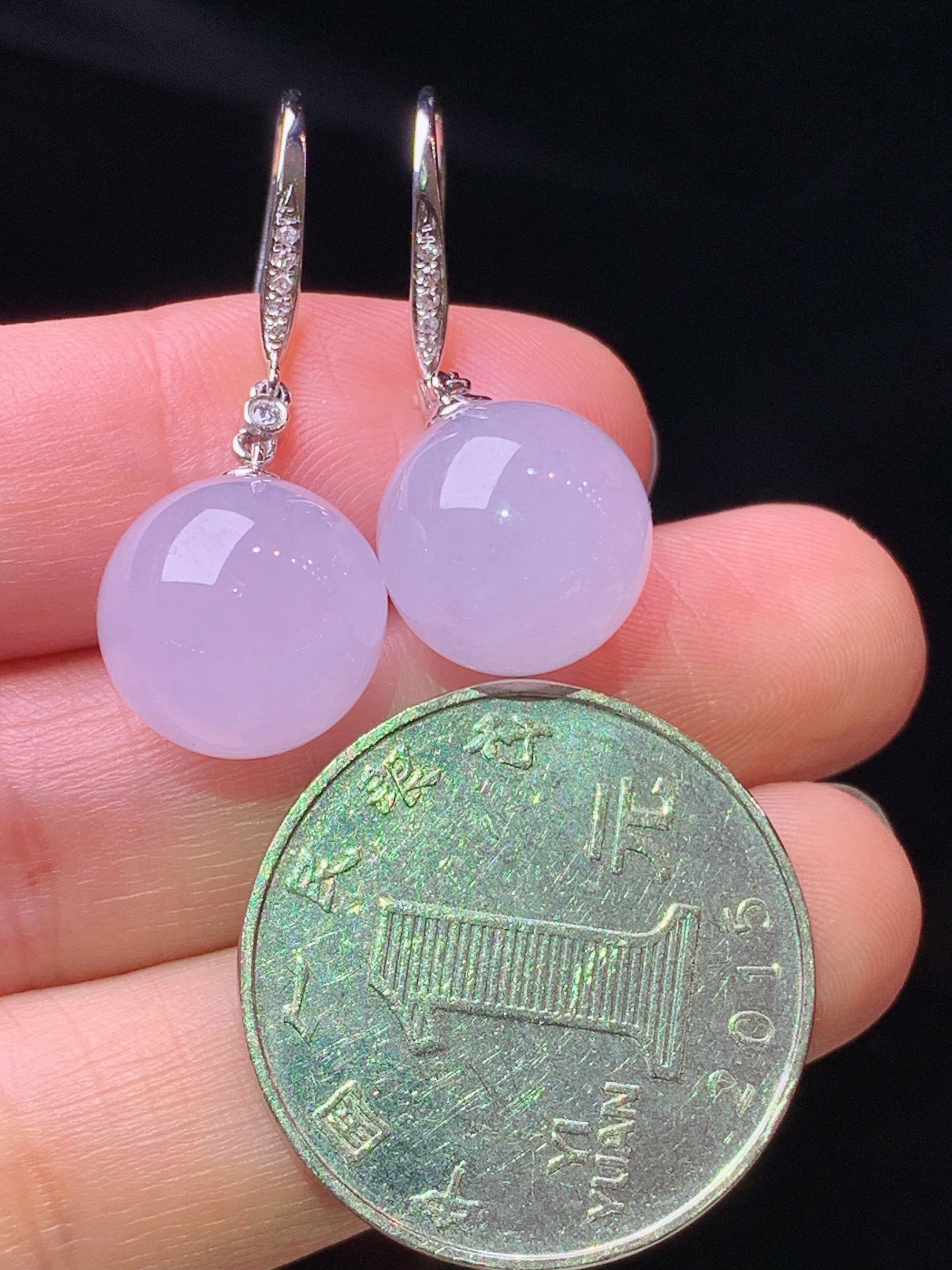 18k金钻镶嵌冰种圆珠耳坠 玉质细腻 色泽艳丽清新 水润亮眼 整体尺寸31.8*12L4