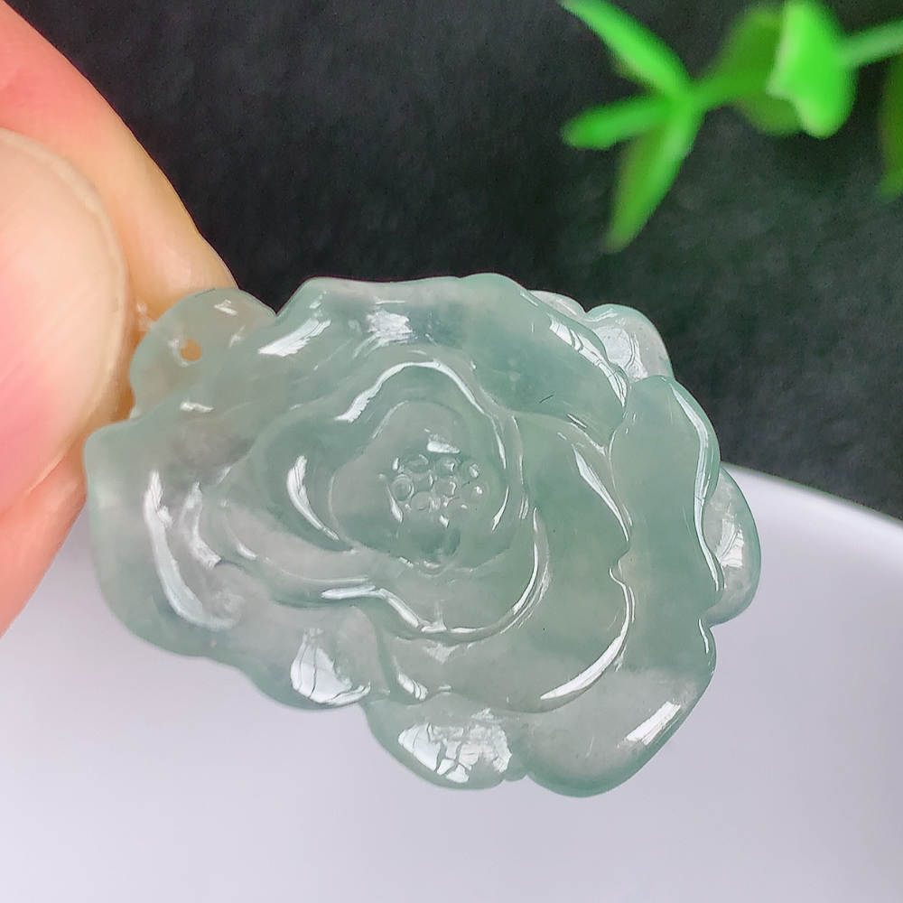 老坑冰润莲花挂件，种水上乘，肉质水润细腻，晶体结构致密，莹润通透，颜色清爽干净，色泽纯正  W49.8  尺寸：28.5-20.8-5.5mm