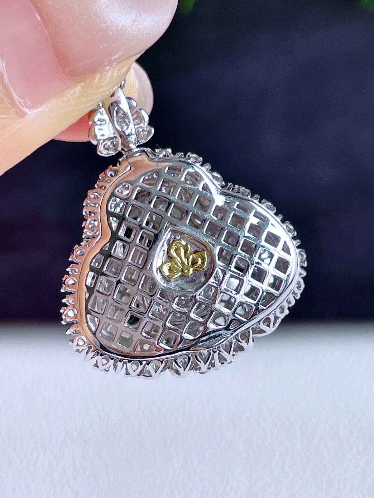 【镶嵌】高冰黄翡佛公吊坠  
【说明】缅料 18k金镶嵌 性价比高  
【整体】26.8-22-10.3.