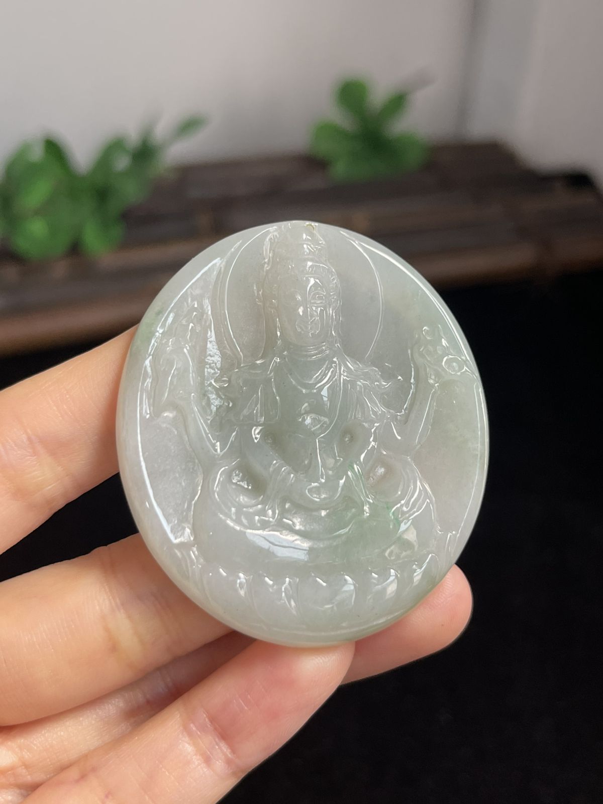 翡翠糯化种淡绿色挂件