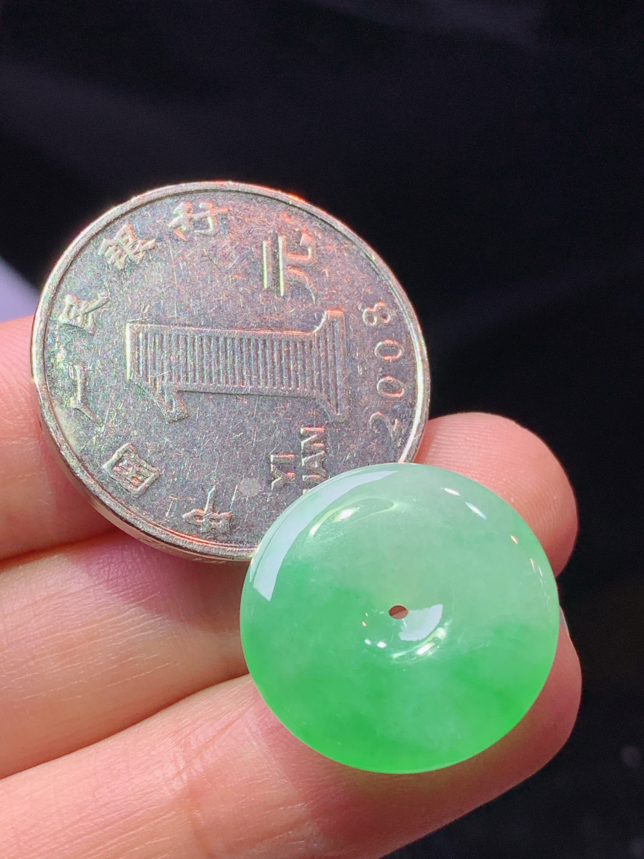 翠绿平安扣吊坠 玉质细腻 色泽艳丽清新 水润亮眼 整体尺寸18.2*3.7b2