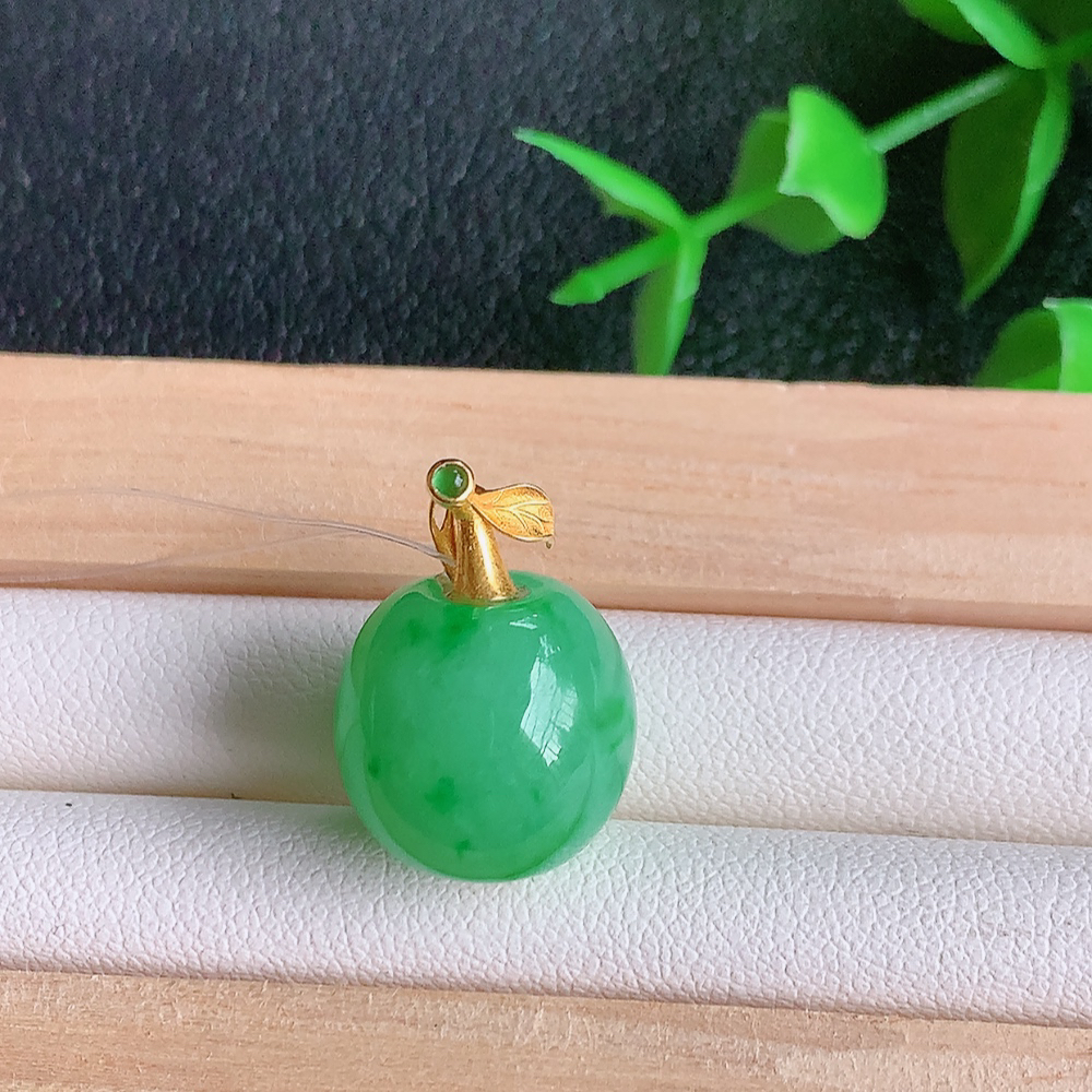冰润满绿转运珠翡翠吊坠，寓意“时来运转，财源滚滚” 寓意佳，紫气东来，颜色清爽，18k金特色扣头，无纹裂，佩戴效果优雅迷人！性价比超值！W49.8  尺寸：12.5-13.5mm