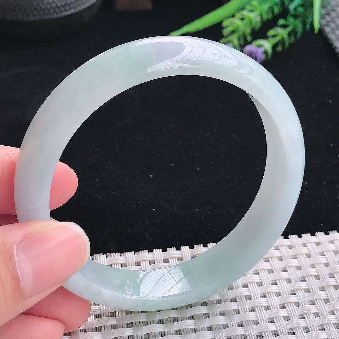 实拍A货翡翠59.5/13.8/7.6老坑秀气冰润浅绿手镯宽边玉镯平安镯美人镯