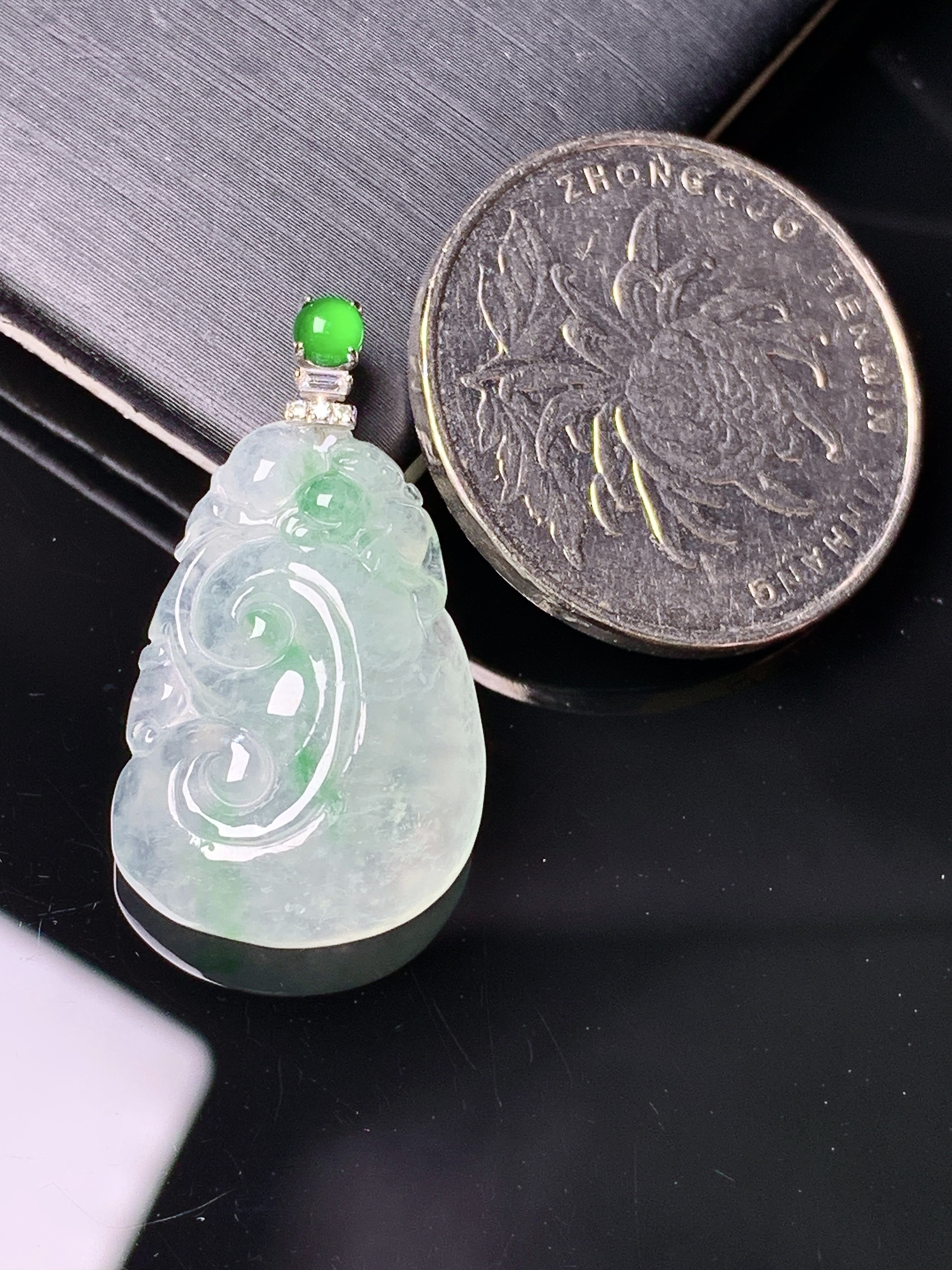 18k金钻镶嵌冰种飘绿如意吊坠 玉质细腻 色泽艳丽清新 水润亮眼 整体尺寸27.7*15.7*6.2e1