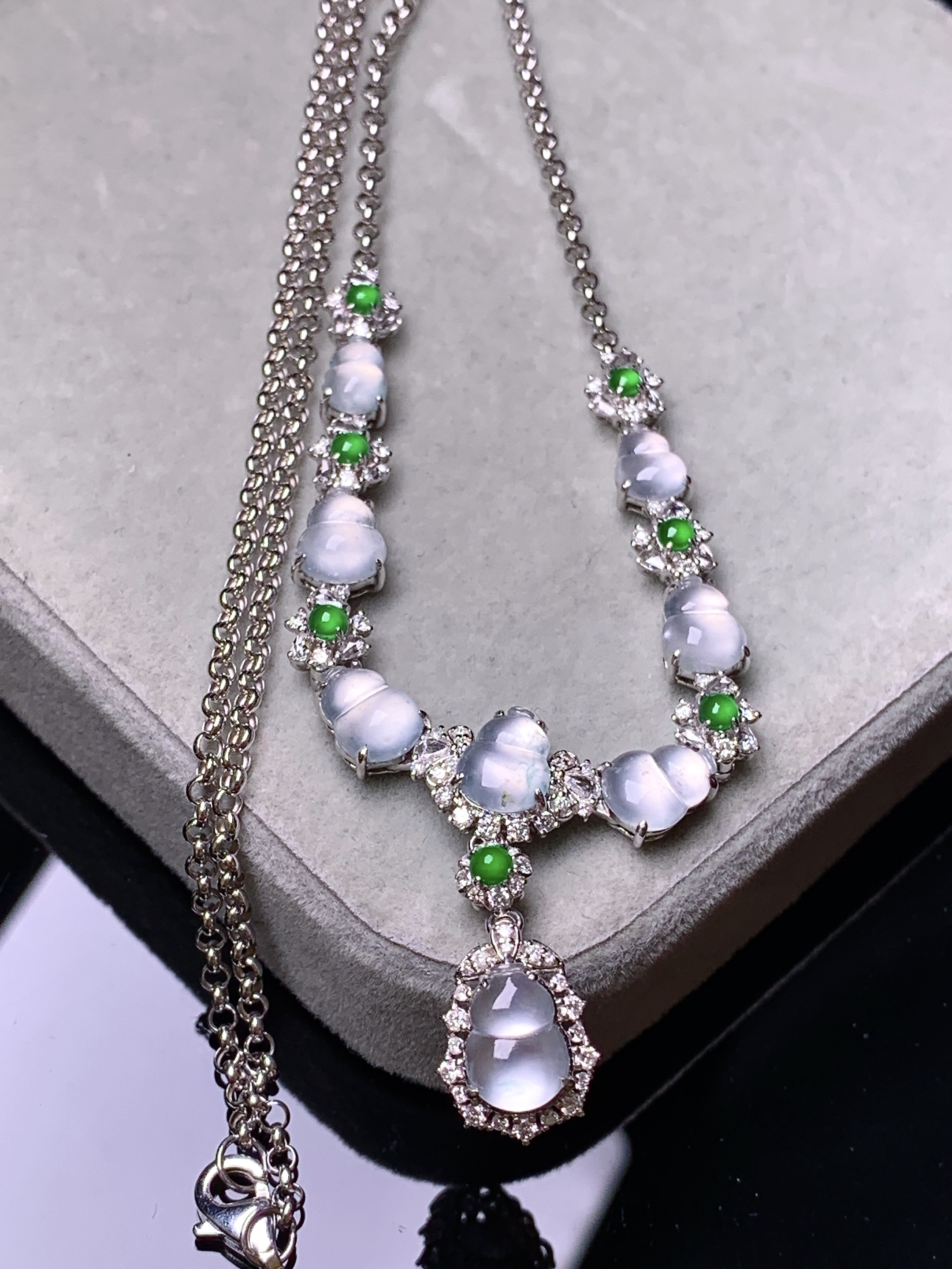 18k金钻镶嵌冰种葫芦锁骨项链 玉质细腻 色泽艳丽清新 水润亮眼 整体尺寸60*9.2*5.8m5