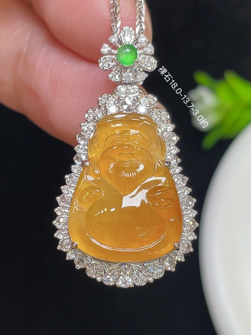 ￼ ️【冰黄翡财神爷】
大件饱满，通透水润，玉质细腻，翠色鲜艳，18k金奢华钻石镶嵌️.