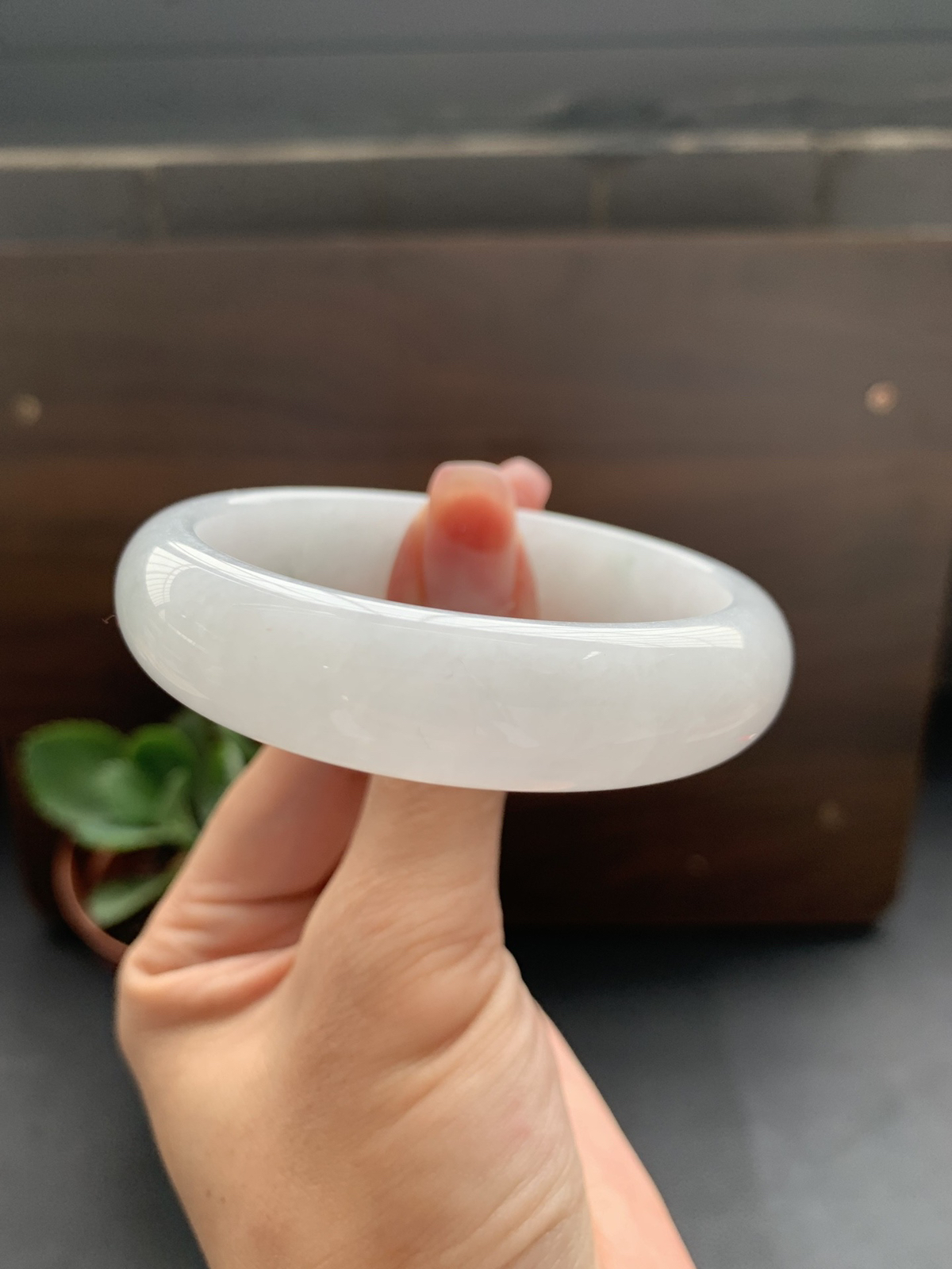 冰细腻白月光手镯，圈口53.8-14-7.4，冰润种水好，经典白月光干净清爽