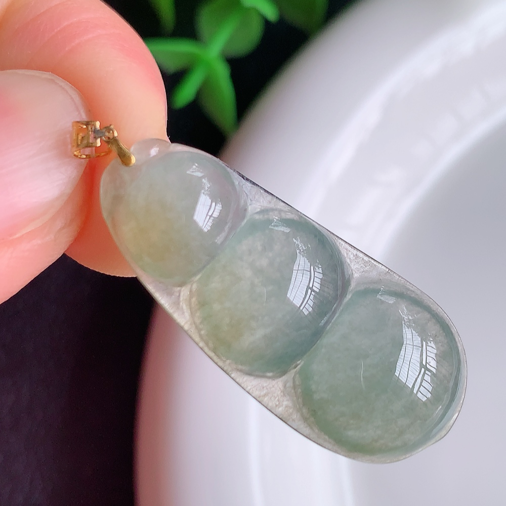 冰润飘黄翡福豆翡翠挂件，老种飘花  冰清玉洁  胶感十足  寓意“四季平安，福气满满”颜色鲜艳，清新