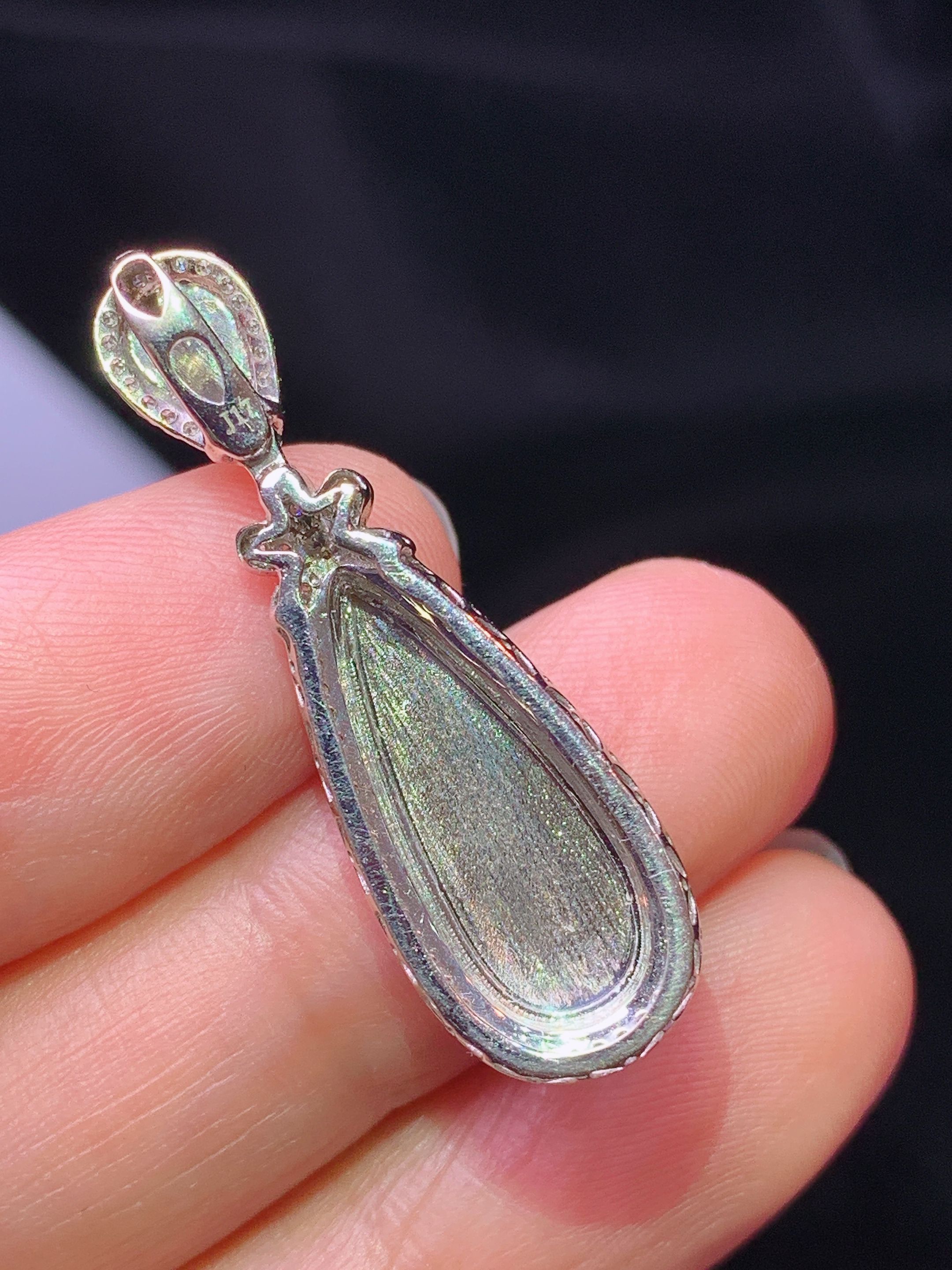 18k金钻镶嵌翠绿水滴吊坠 玉质细腻 色泽艳丽清新 水润亮眼 整体尺寸33.6*10.5*5.8j2