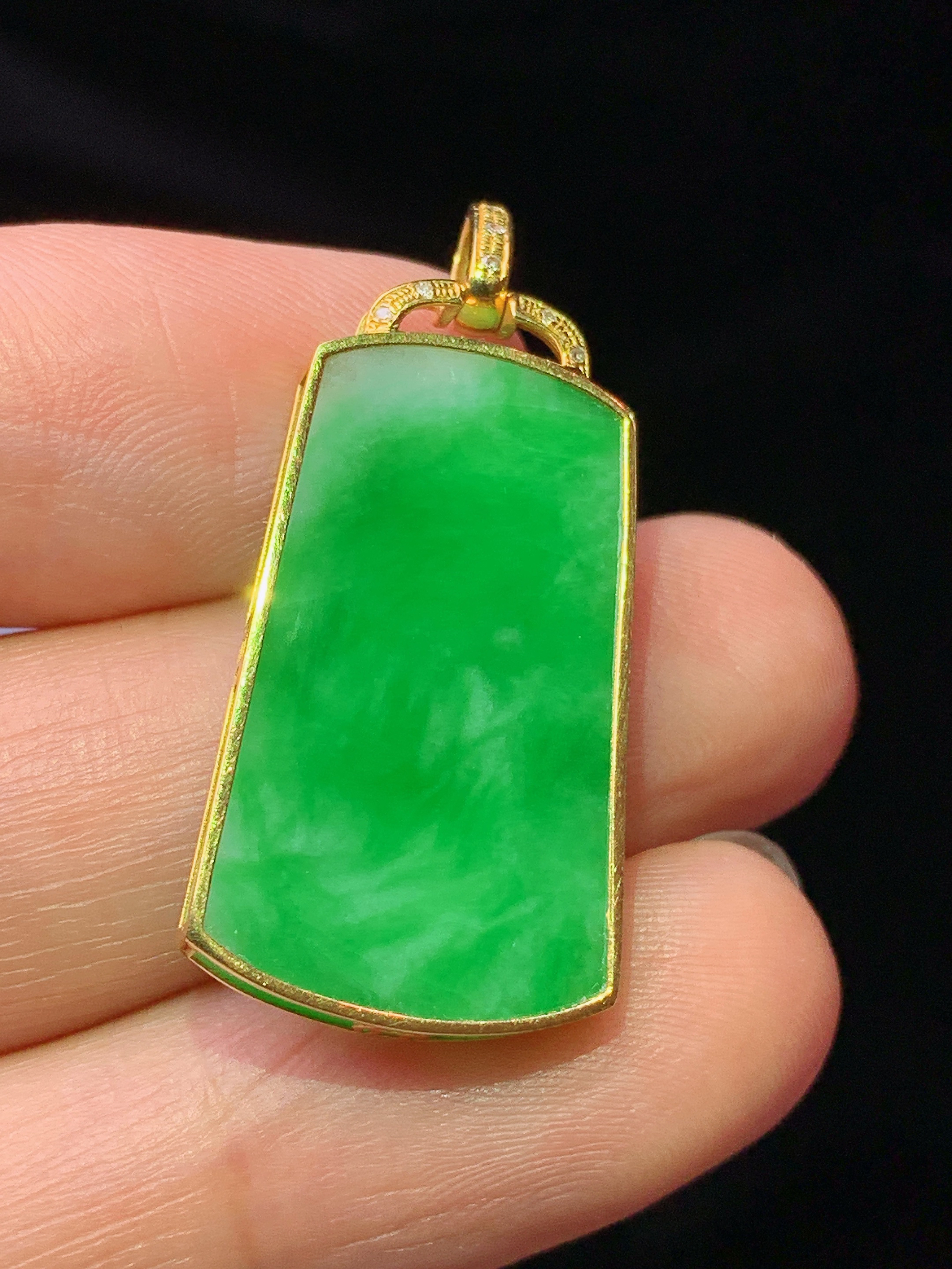 18k金钻镶嵌翠绿无事牌吊坠 玉质细腻 色泽艳丽清新 水润亮眼 整体尺寸32.3*15.5*2.8L4