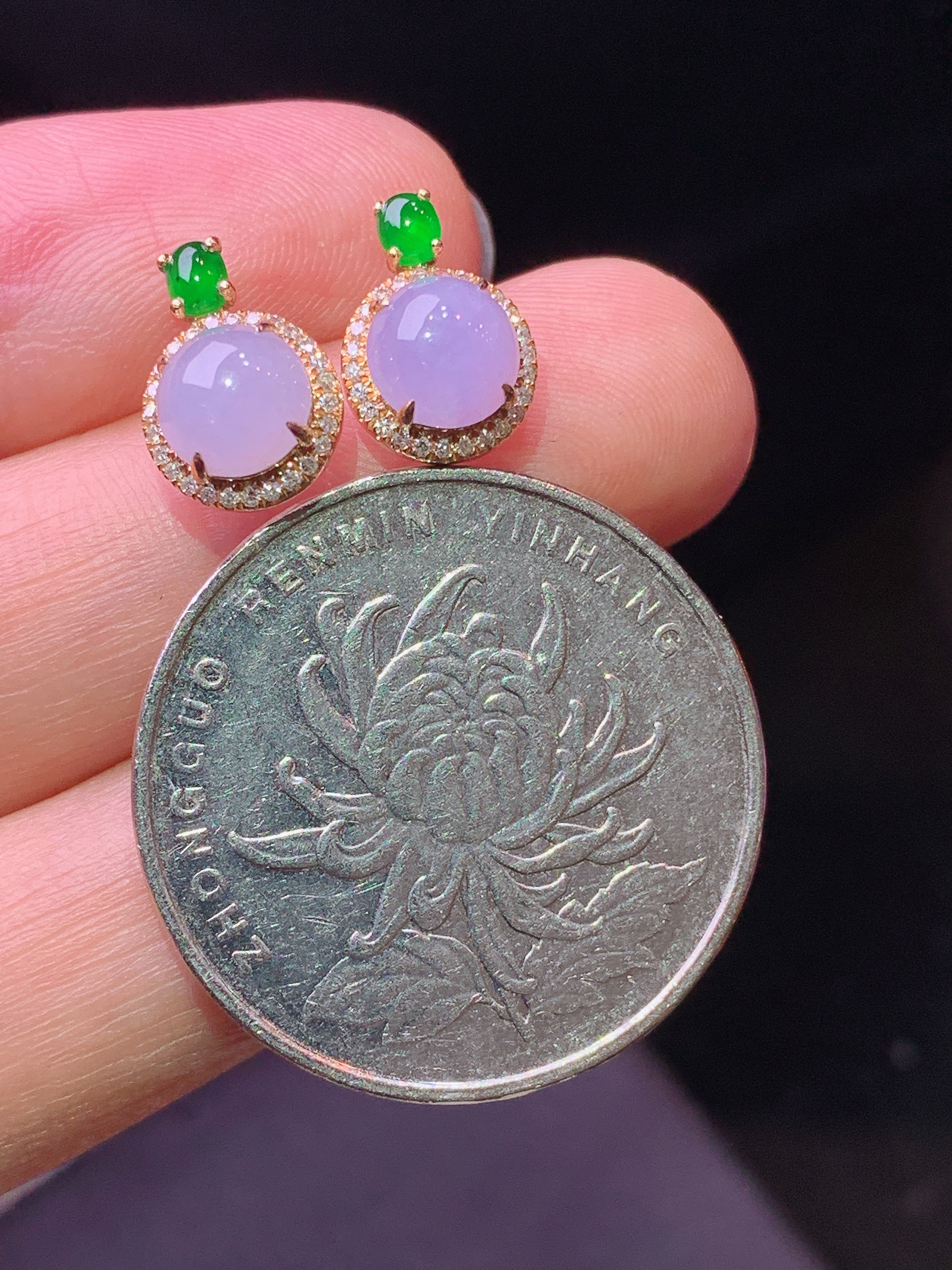 18k金钻镶嵌紫罗兰蛋面耳钉 玉质细腻 色泽艳丽清新 水润亮眼 整体尺寸11*7.8*4.5b2