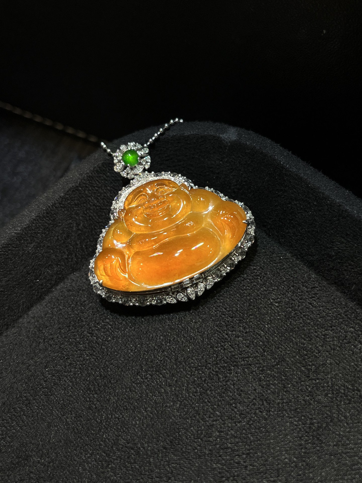 冰种黄翡佛公……
种好色鲜，料子厚装
尺寸看图一
18k金镶嵌.