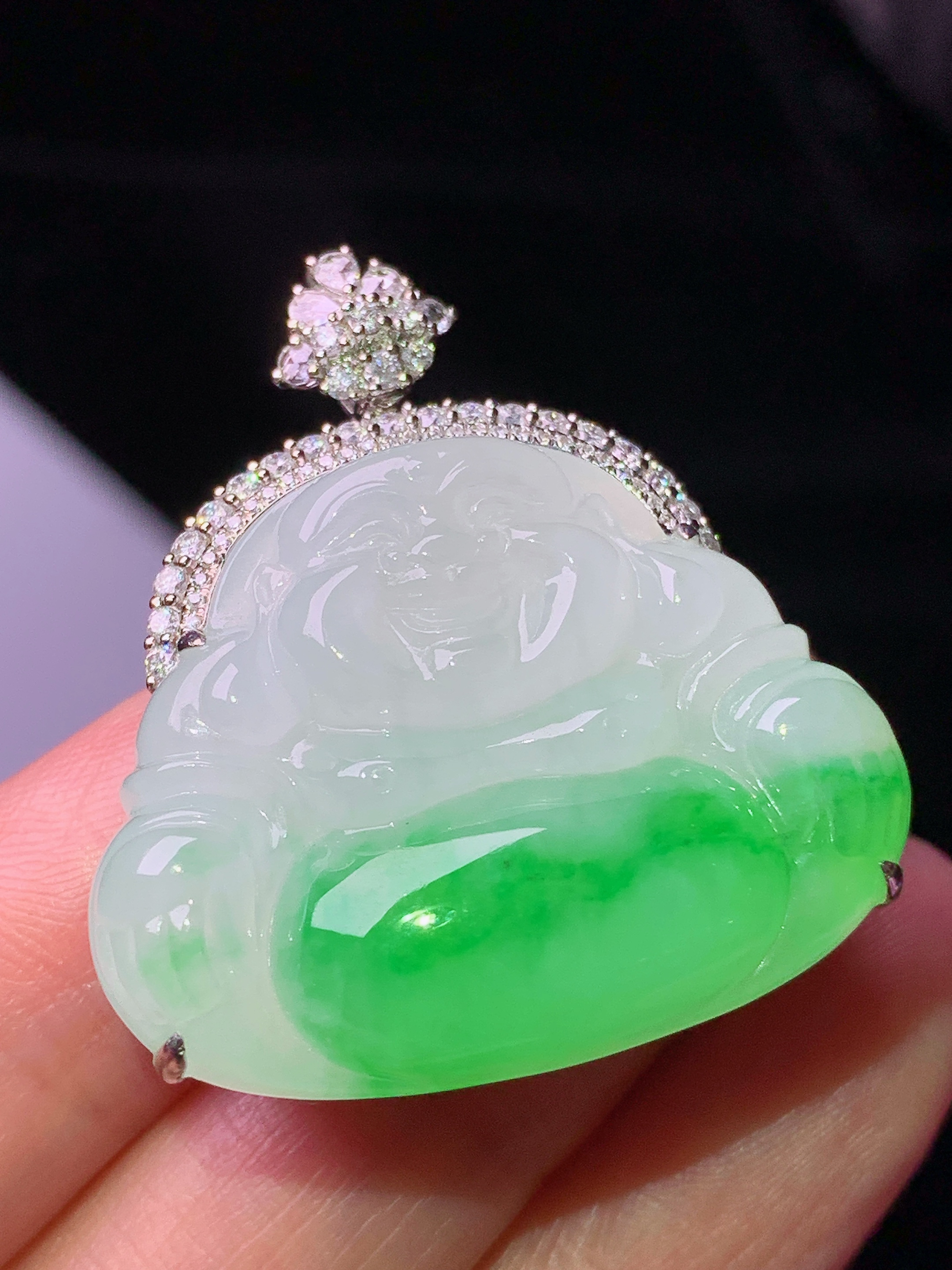 18k金钻镶嵌飘绿佛公吊坠 玉质细腻 色泽艳丽清新 水润亮眼 整体尺寸34*31*11.8j2