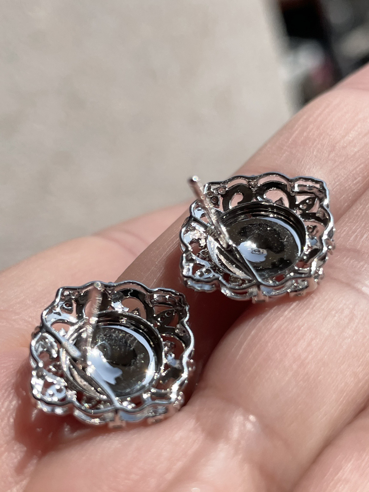 ️【冰黄翡耳钉】
通透水润，玉质细腻，翠色鲜艳，18k金奢华钻石镶嵌️.