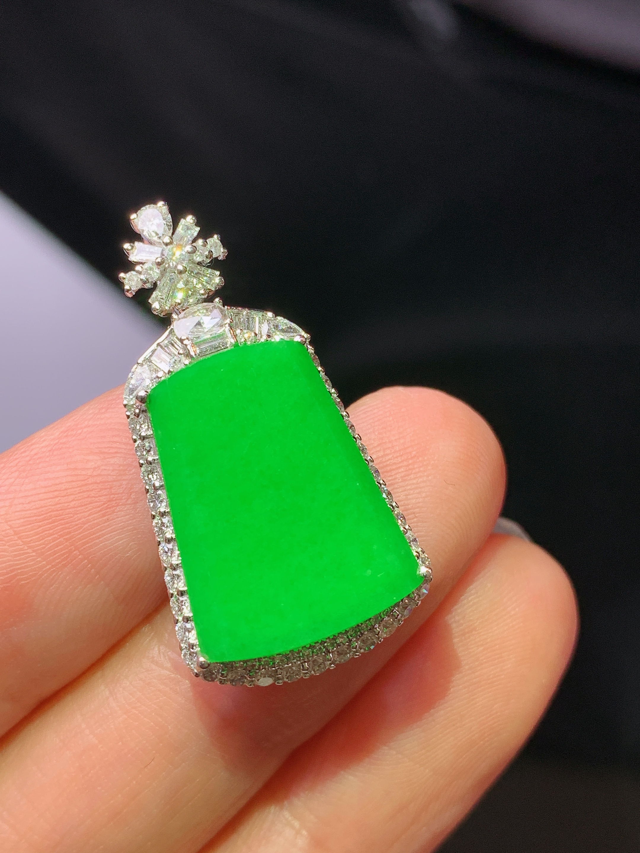 18k金钻镶嵌满绿无事牌吊坠 玉质细腻 色泽艳丽清新 水润亮眼 整体尺寸28.8*15.5*6.8m