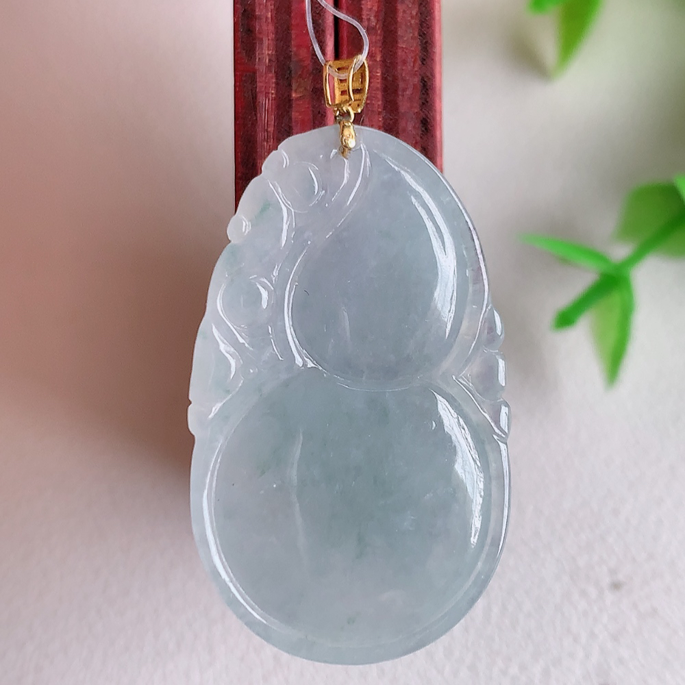 18k金扣冰润葫芦翡翠吊坠  寓意“福禄双全，加官进爵，财源滚滚” 莹润通透，抱满大气  清新脱俗    W49.8 尺寸：33.5-20.2-5.8mm