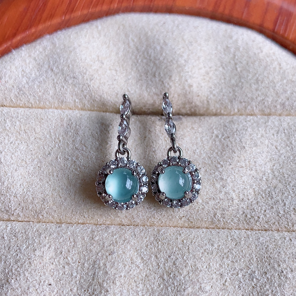 冰晴水翡翠925银镶嵌耳钉，自然光实拍，翠色灵动，颜色漂亮，种老水足，品相佳，佩戴佳品！W481.8  取一整体尺寸：16.5-7.5-5.8mm  裸石尺寸：4.5mm