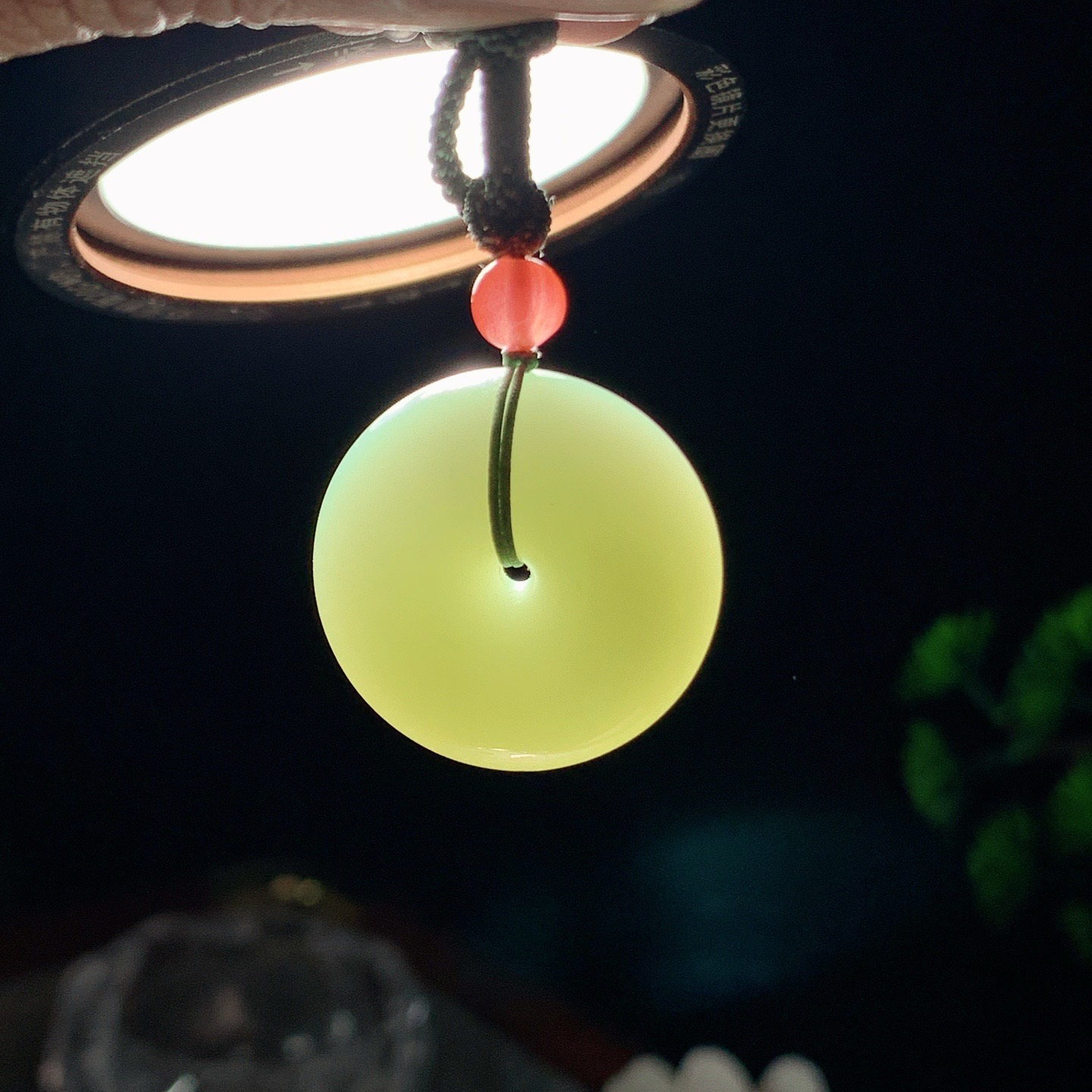 和田玉粉青俄罗斯碧玉平安扣挂件。尺寸25/12重17克 玉质细腻油润 底色纯净 脂粉好，品质好。lt260407