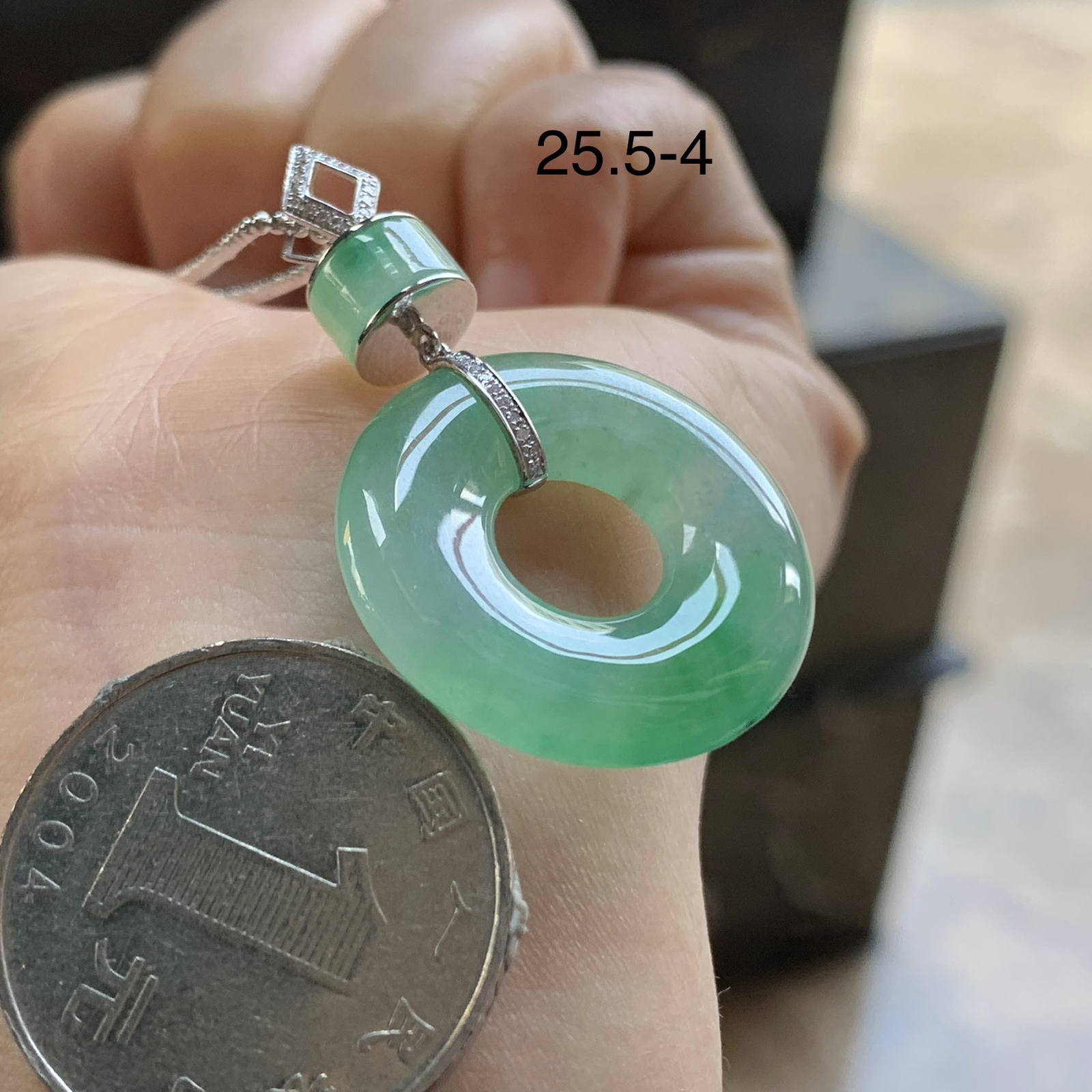 阳绿色吊坠^_^颜色好看