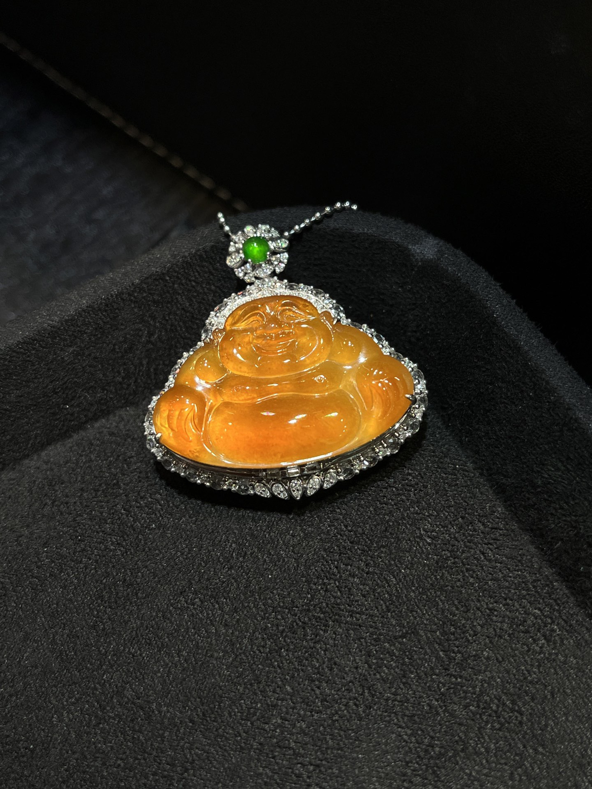 冰种黄翡佛公……
种好色鲜，料子厚装
尺寸看图一
18k金镶嵌.