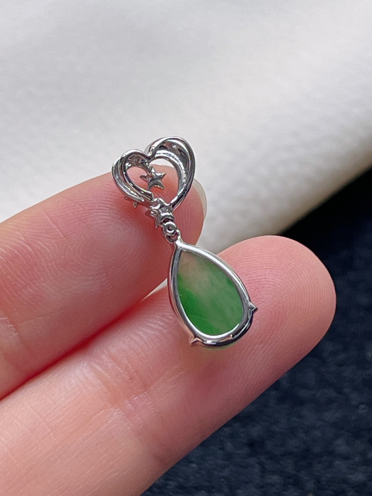 18k金翡翠冰糯种浅绿色飘花挂件