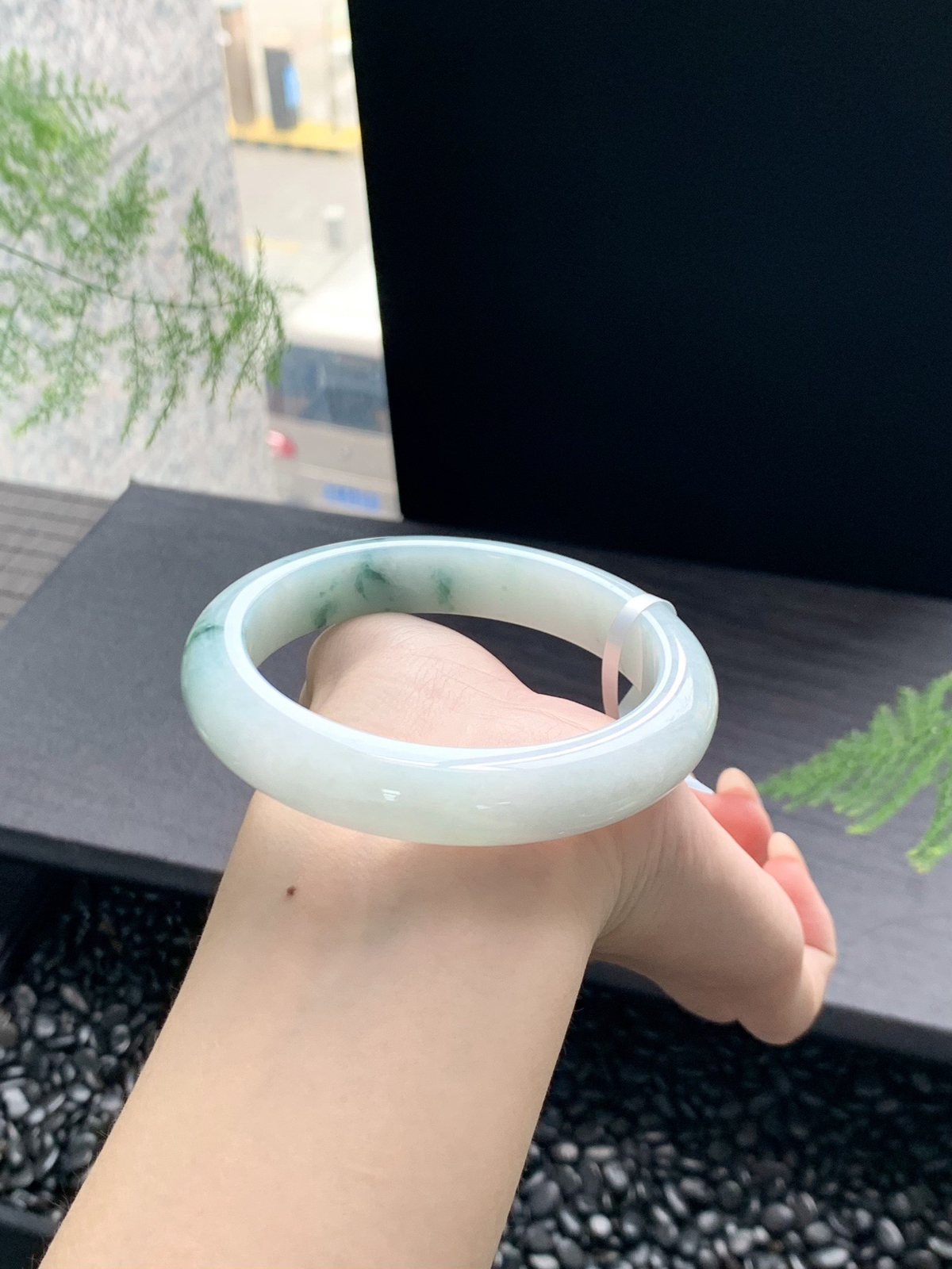 【牛奶底飘花手镯】如清泉般泌人心脾丝丝绿花润进心田，如清风徐来，令人心旷神怡，有种独一无二的诗意美59-12-9mm