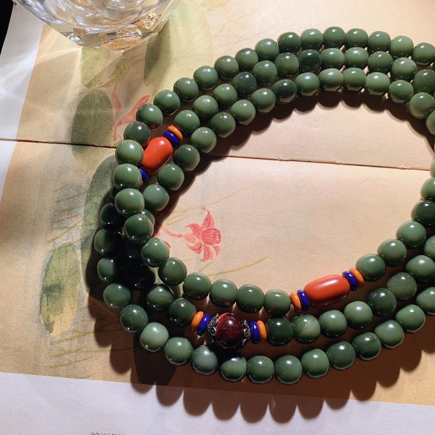 新疆和田玉沙枣青108老型珠项链 单颗尺寸8/8重96克 玉质细腻油润 底色纯净 脂粉好，品质好。lt260407