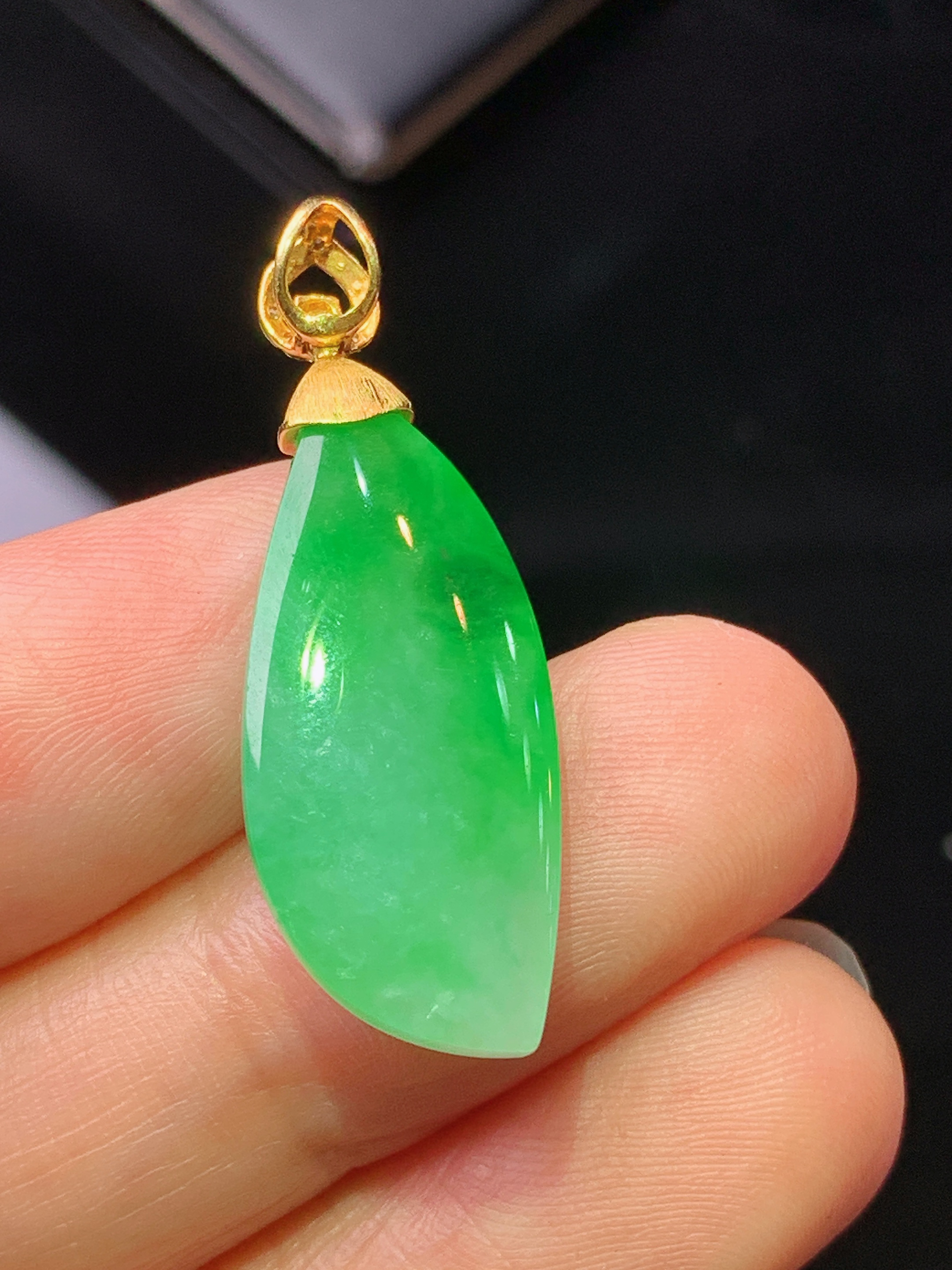 18k金钻镶嵌翠绿随形吊坠 玉质细腻 色泽艳丽清新 水润亮眼 整体尺寸31.8*11*5.6z1