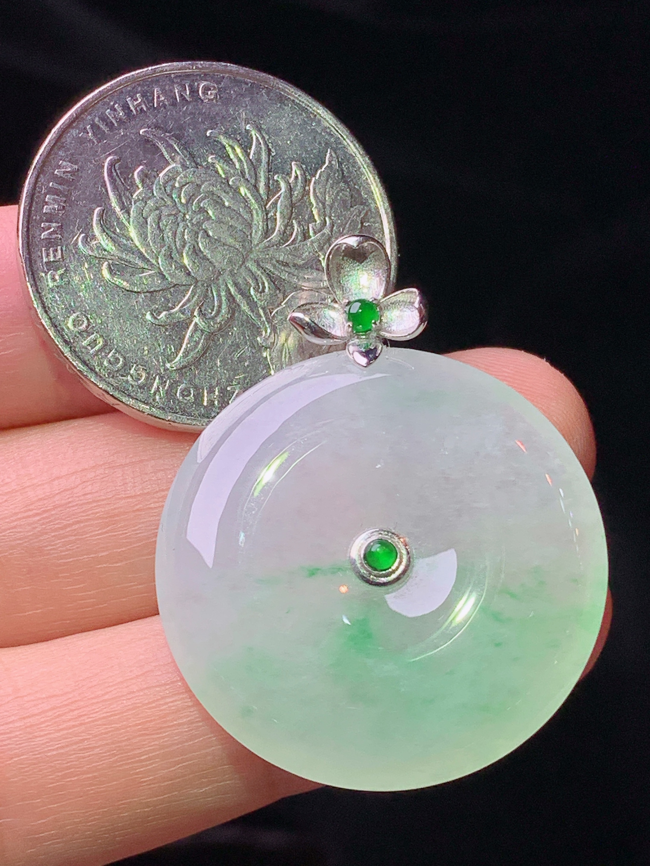 18k金镶嵌冰种飘绿平安扣吊坠 玉质细腻 色泽艳丽清新 水润亮眼 整体尺寸34.5*27.6*5.5L4