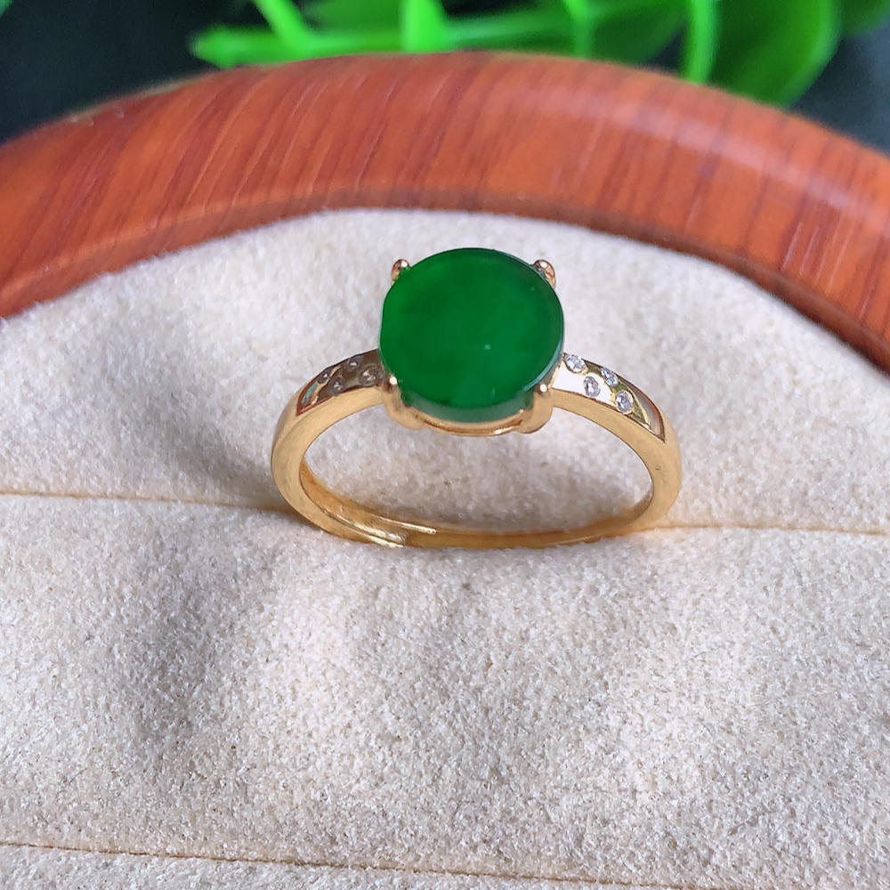 冰满绿翡翠戒指 925银镶嵌  玉质细腻  冰清玉润  飘花灵动  颜色漂亮  W481.8  内径尺寸：17.5-8-4.8mm  裸石尺寸：8mm