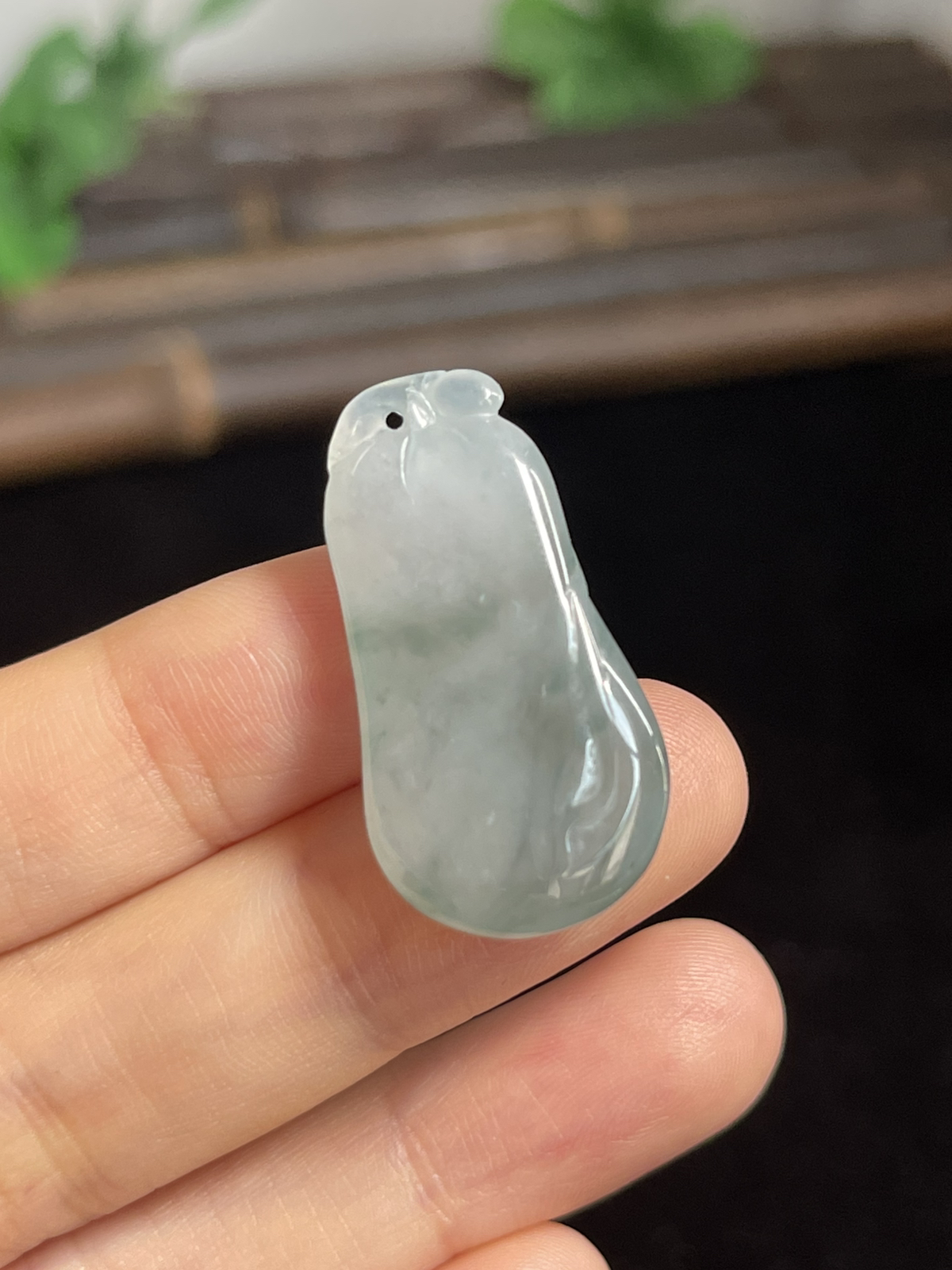 翡翠冰糯种浅绿色福瓜