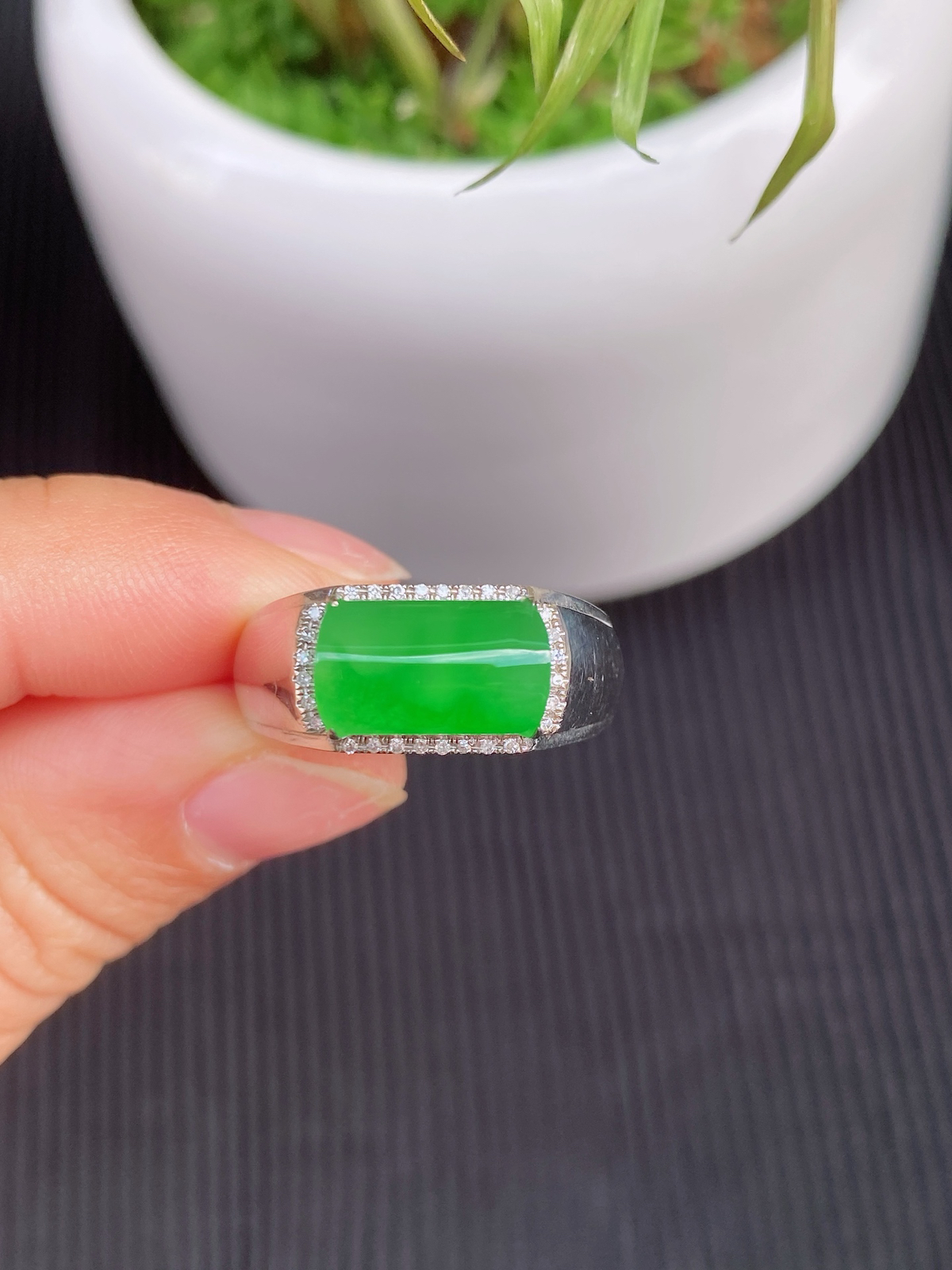 满色马鞍戒 
冰种满绿，色泽鲜亮，质地细腻水润
18K金镶嵌，简约大气
马鞍造型寓意“马上平安”