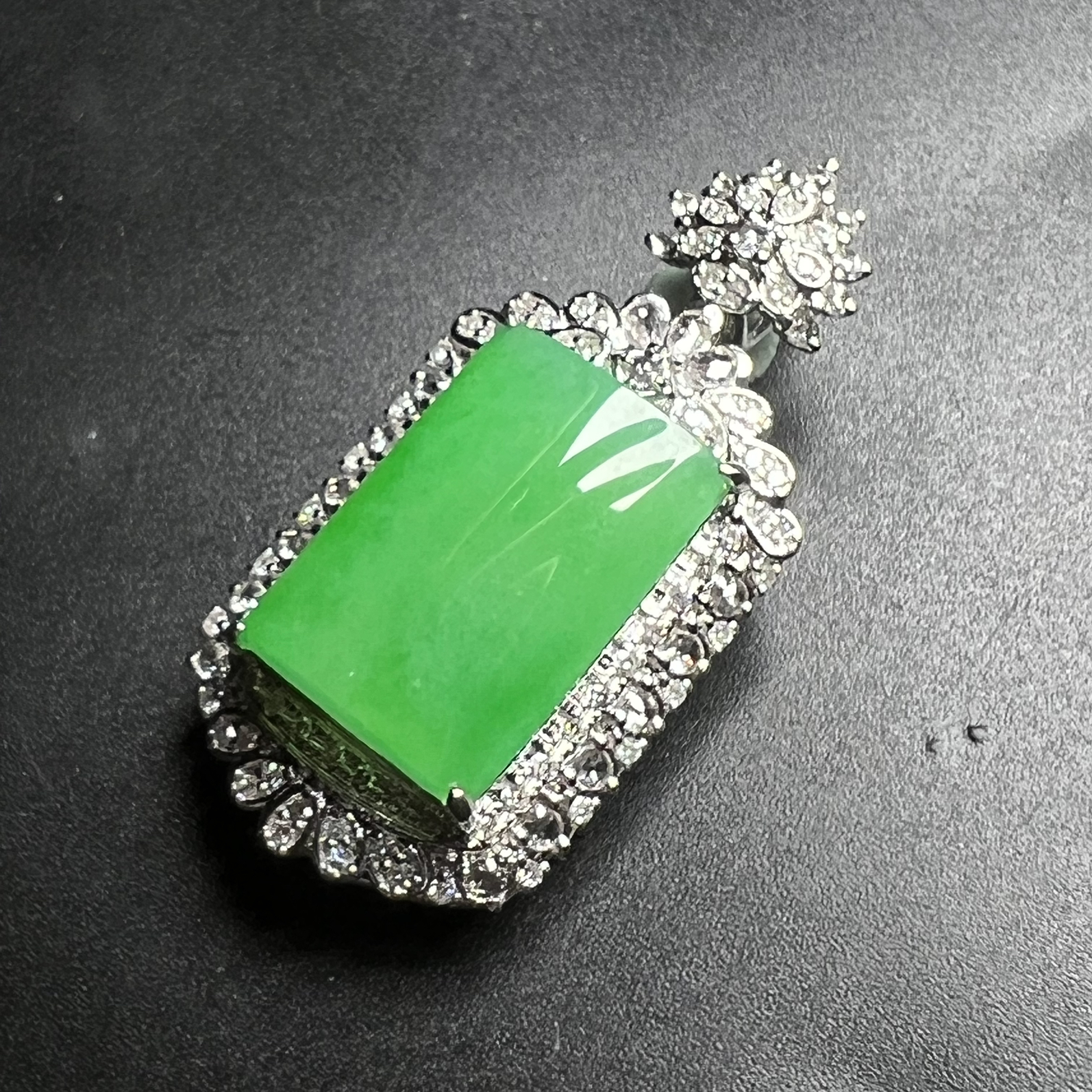 满绿平安无事牌整体尺寸39.6*18.7*12.3 裸石尺寸18.9*13*4