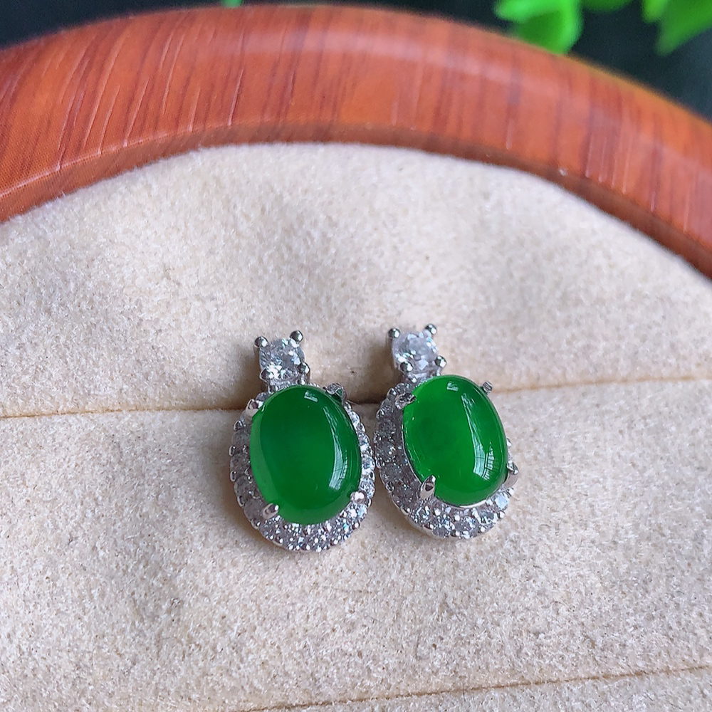 冰满绿翡翠925银镶嵌耳钉，自然光实拍，翠色灵动，颜色漂亮，种老水足，品相佳，佩戴佳品！W502.8  取一整体尺寸：13.6-8.5-6mm  裸石尺寸：8.2-6.2mm