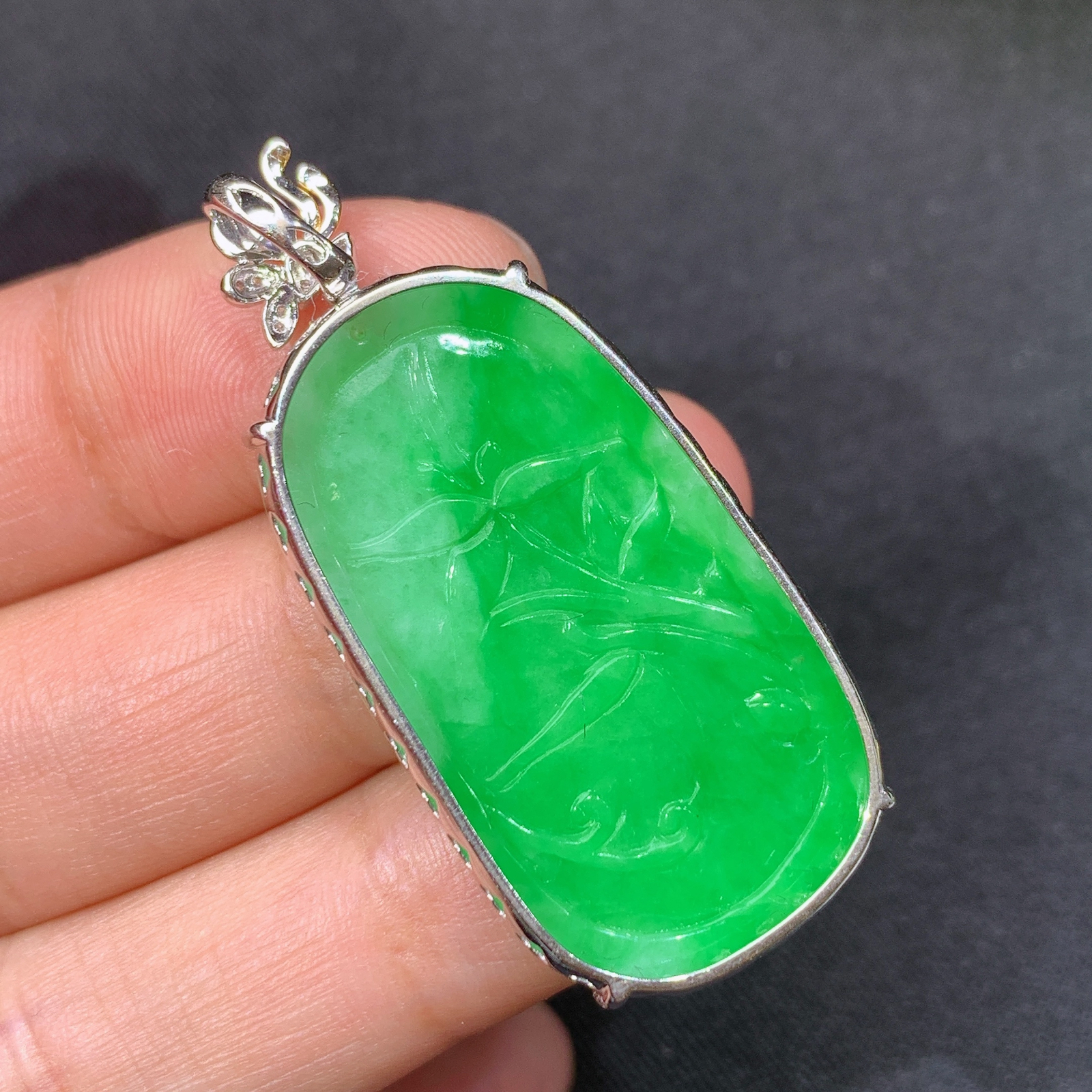 阳绿荷叶鱼吊坠，18k金镶嵌，冰润色阳，玉质细腻，种水足 尺寸43.7*20*4.6