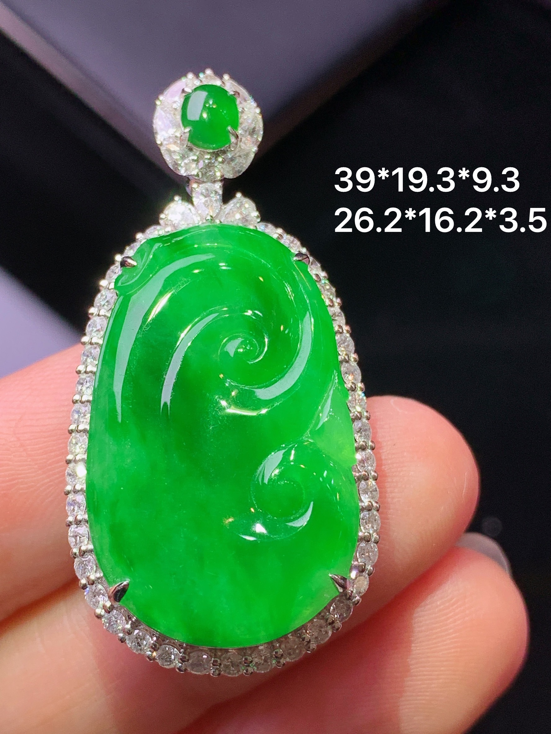 18k金钻镶嵌满绿如意吊坠 玉质细腻 色泽艳丽清新 水润亮眼 整体尺寸39*19.3*9.3z1