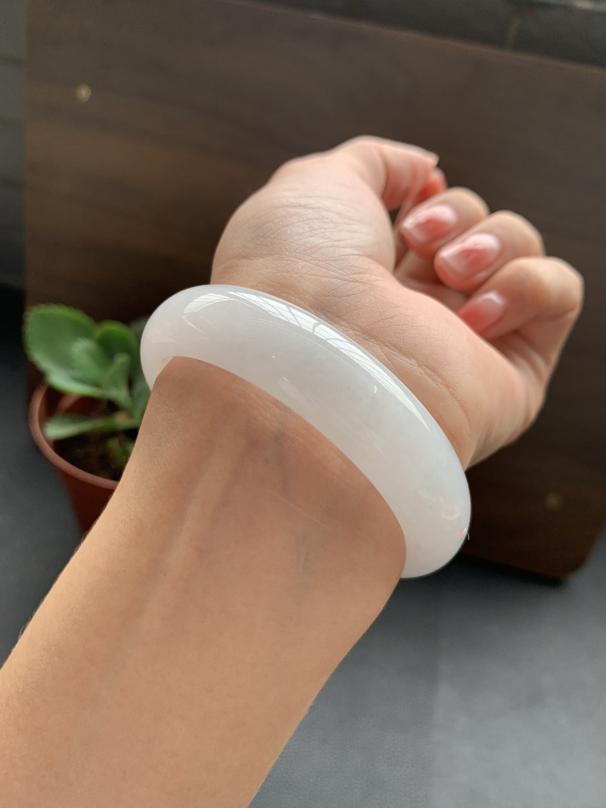 冰细腻白月光手镯，圈口53.8-14-7.4，冰润种水好，经典白月光干净清爽