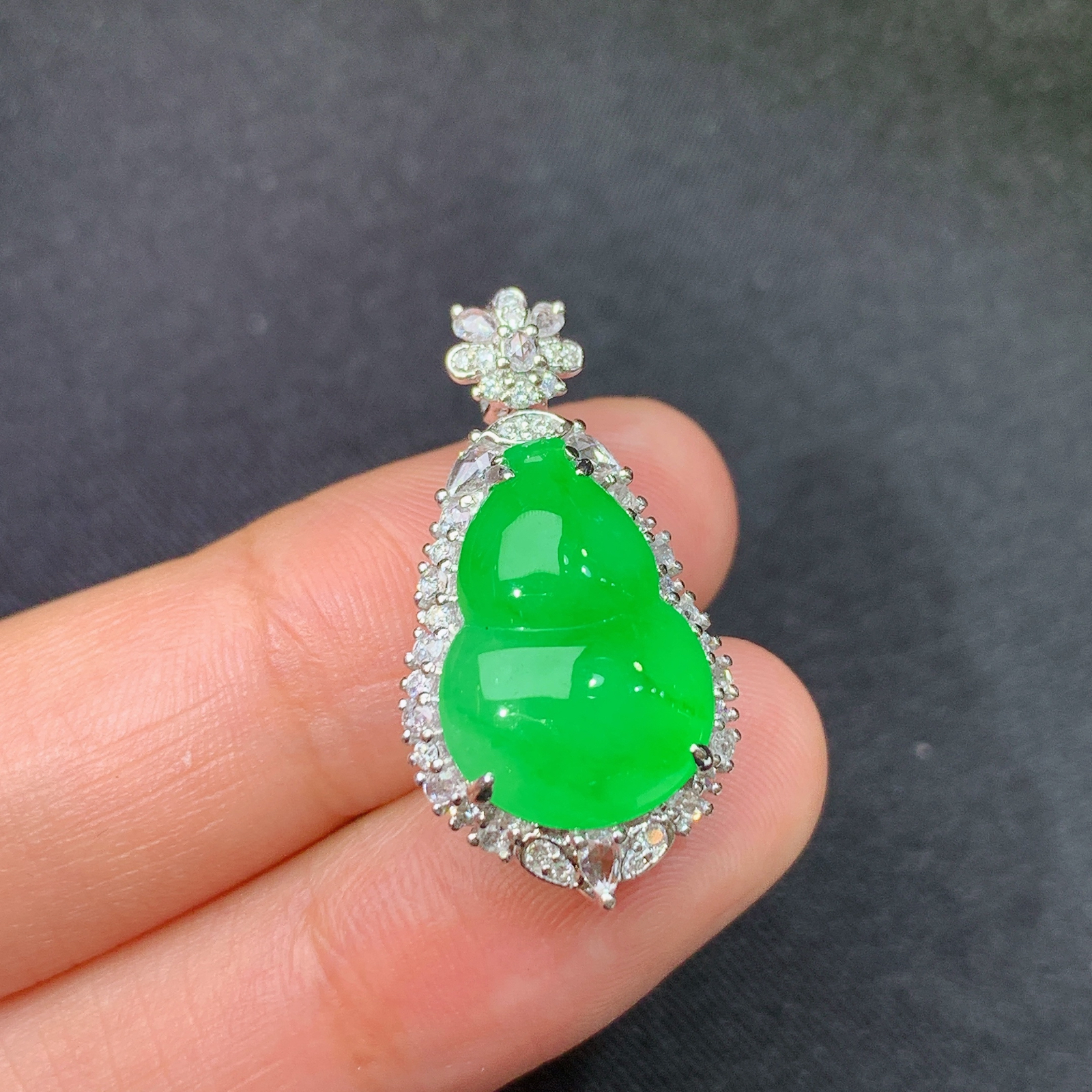 冰阳绿葫芦吊坠，18k金镶嵌，冰润色阳，玉质细腻，种水足，Jz 尺寸26.7*13.9*9.4