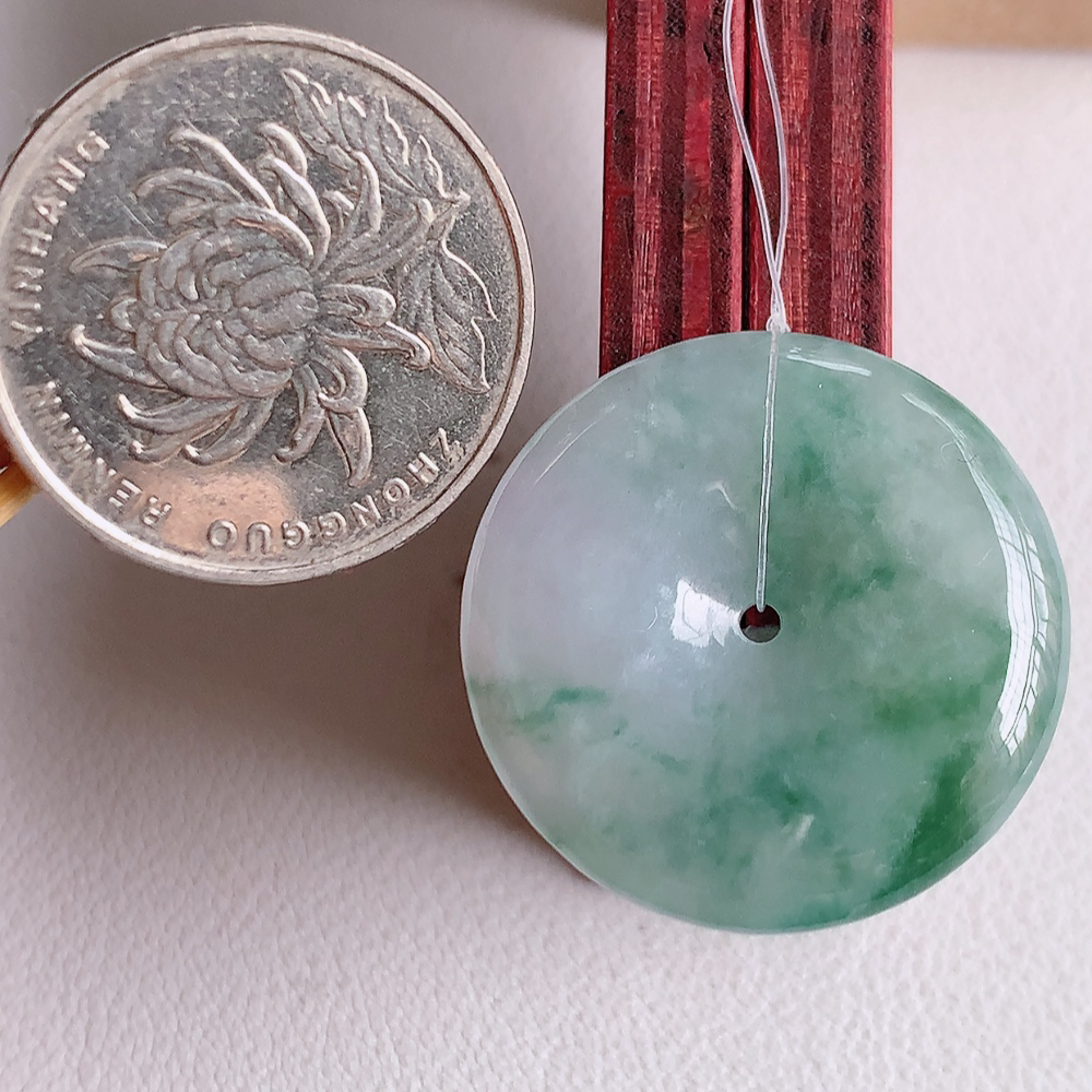 冰润飘花平安扣吊坠，厚装饱满，冰润剔透，细腻水足，种质润泽，飘花灵动，佩戴优雅大气，W49.8   尺寸：28-5.7mm