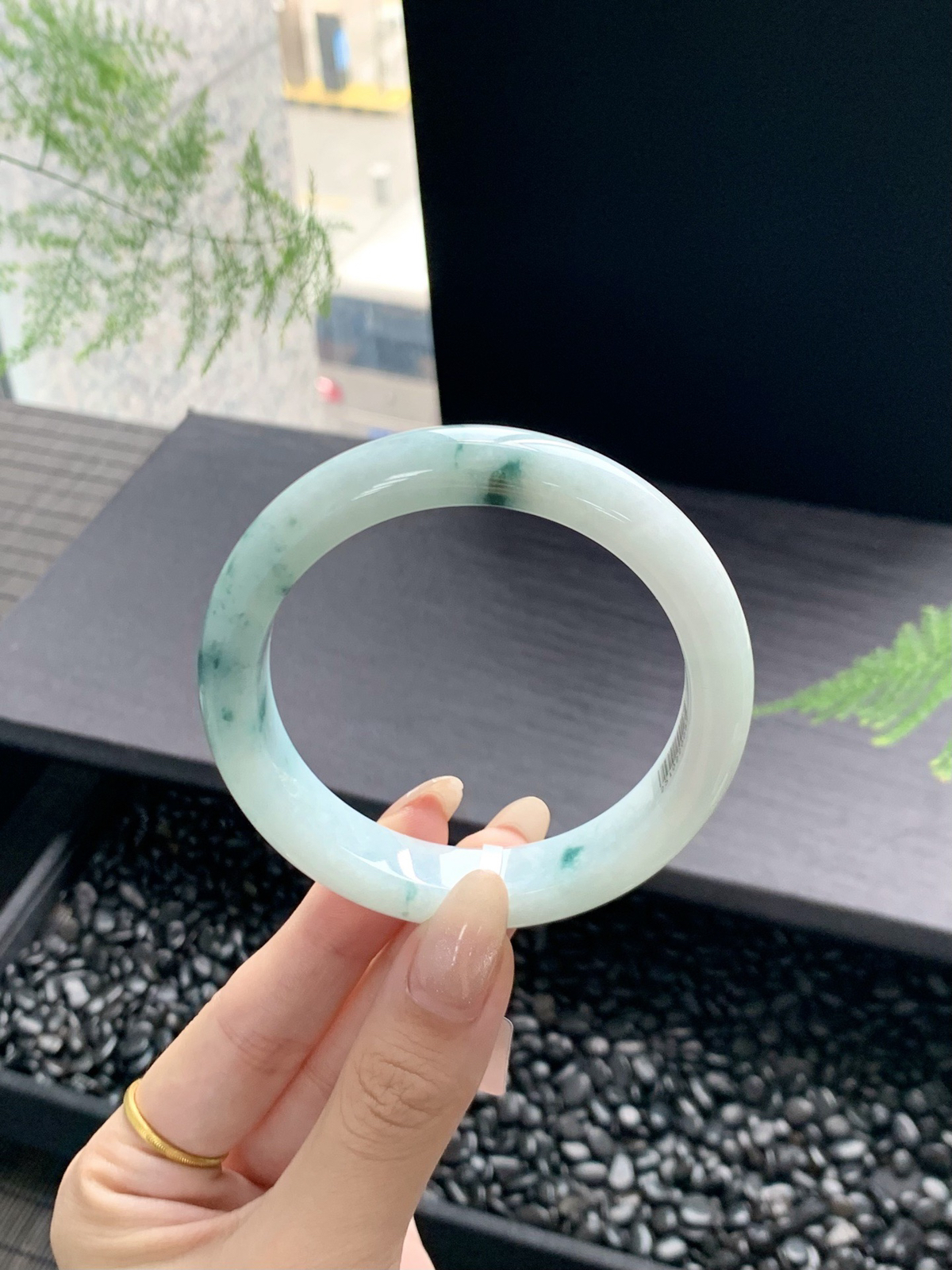 【牛奶底飘花手镯】如清泉般泌人心脾丝丝绿花润进心田，如清风徐来，令人心旷神怡，有种独一无二的诗意美59-12-9mm