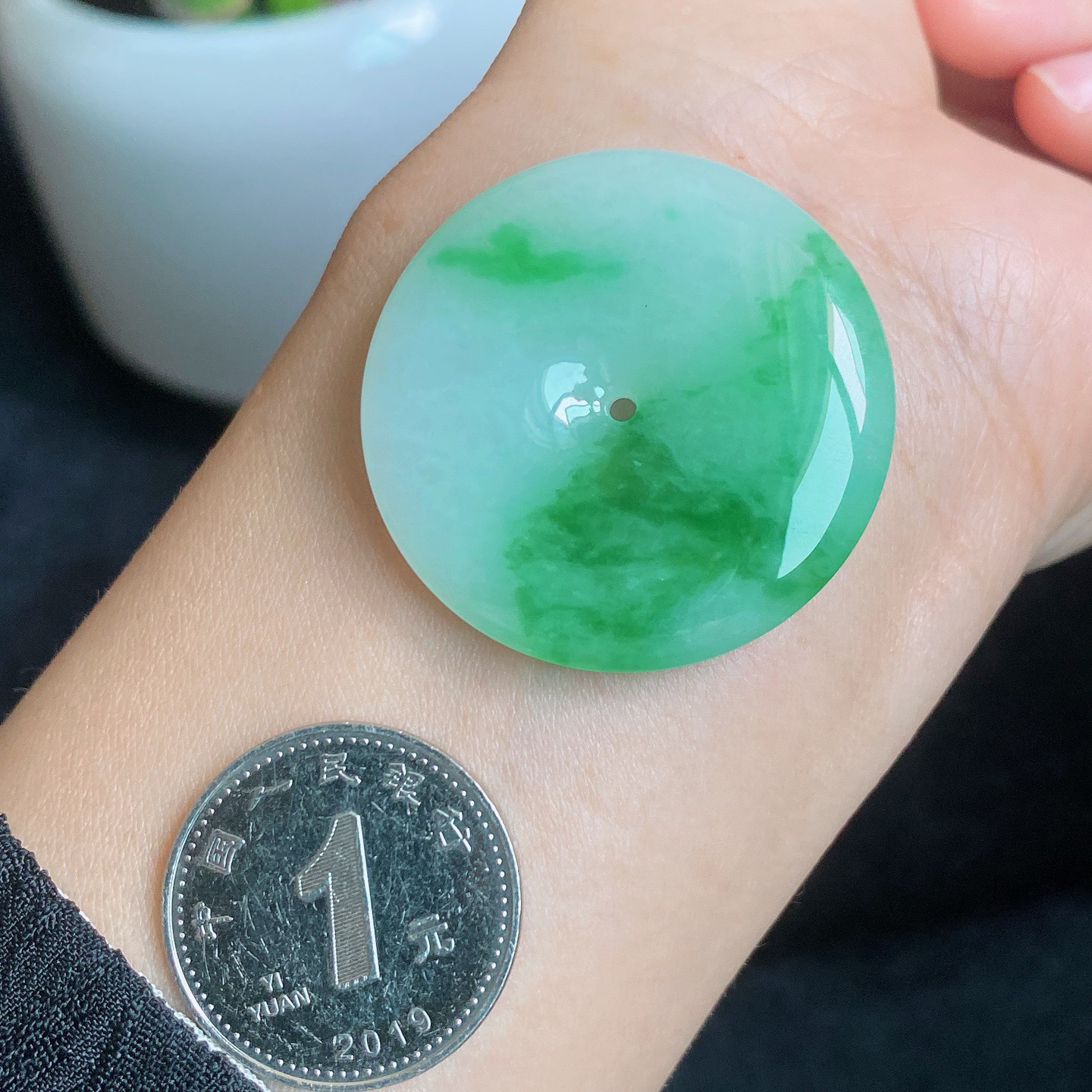 冰飘色平安扣 
料子细腻水润，阳绿飘色很吸睛
飘着清新的绿 宛如青山云雾 灵动又雅致
尺寸如图一 实物更美～
