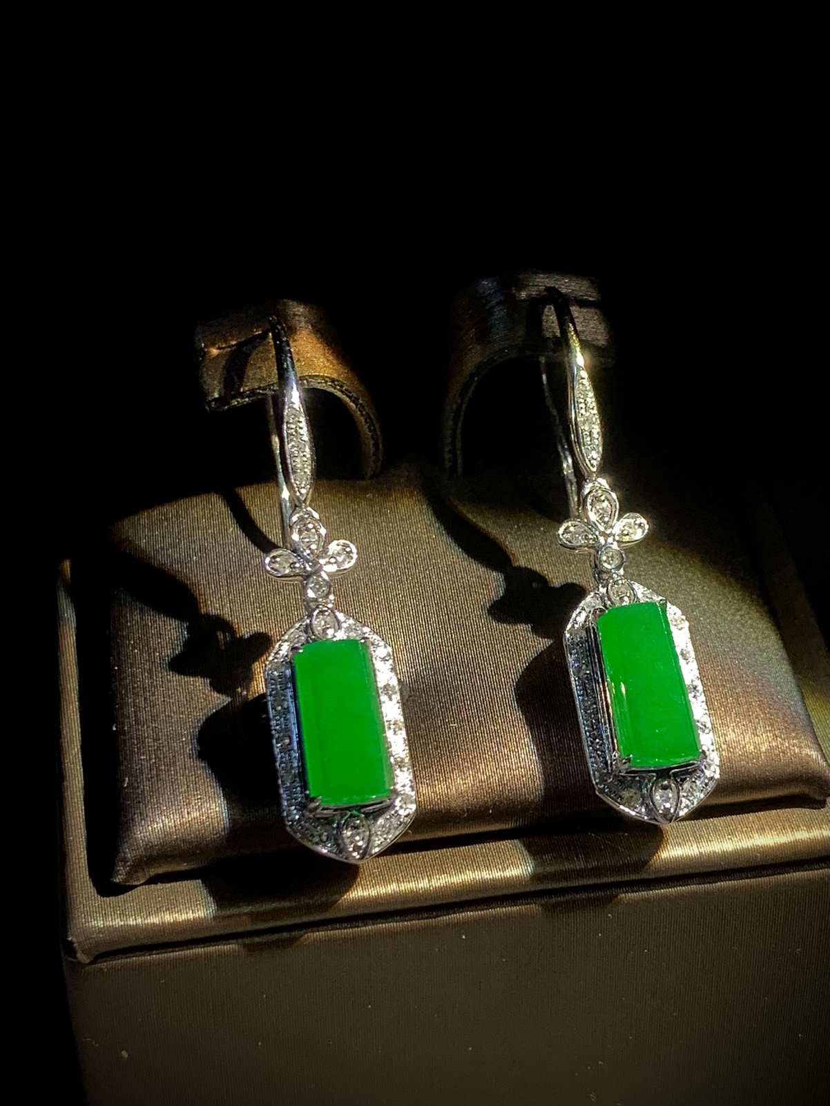 小无事牌耳钩耳坠，
裸石9.6-4.6-2mm，
整体36-8-6mm，4.48g，
18K金，南非钻，