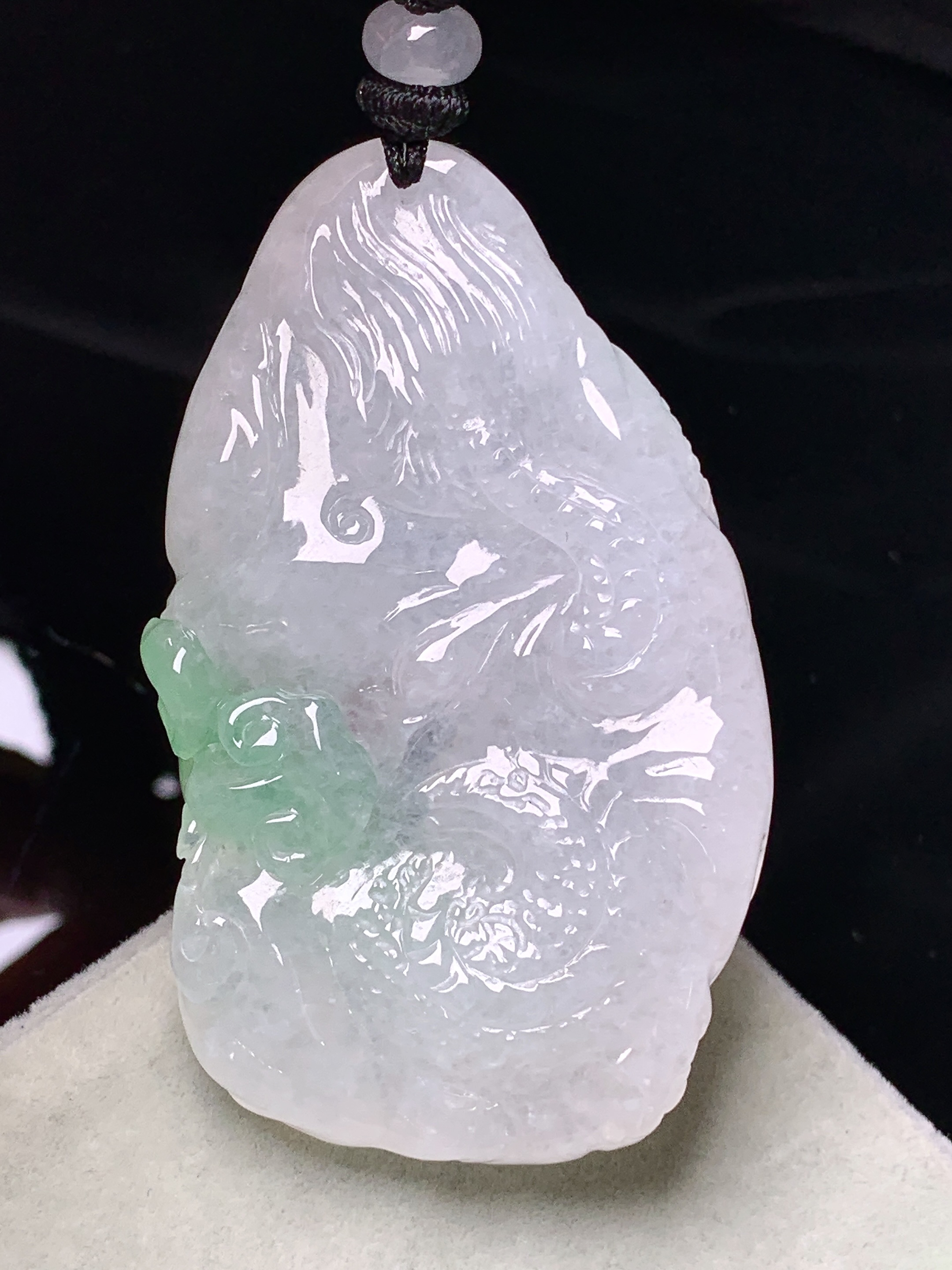 冰种龙牌吊坠 玉质细腻 色泽艳丽清新 水润亮眼 整体尺寸59*35.5*11.3w1