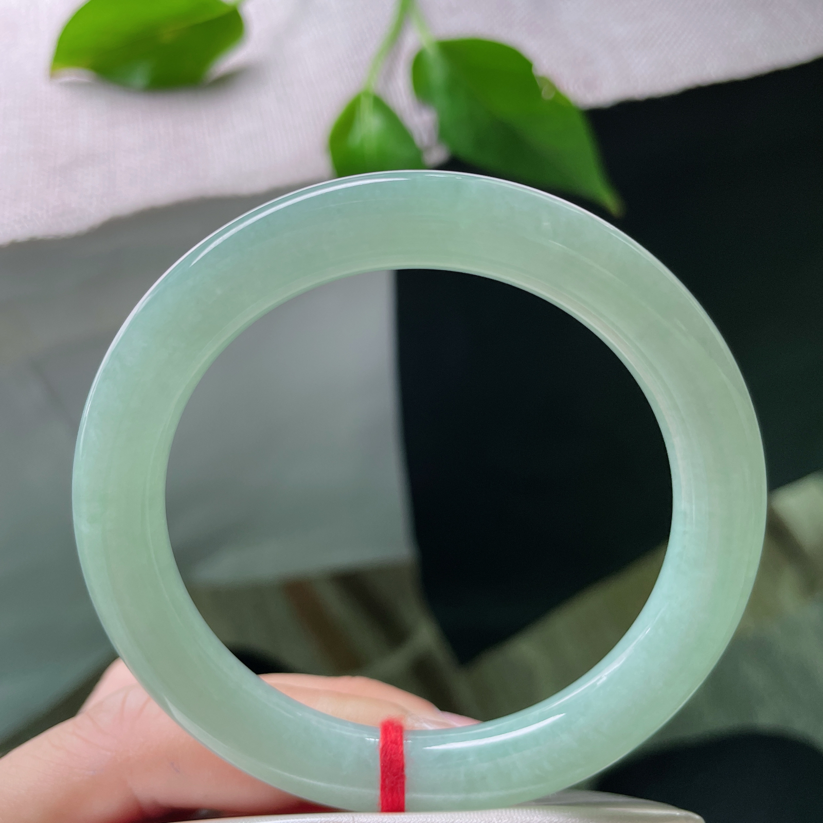 56.9/9.6，果绿底圆条，质地温润细腻，干净清爽，小清新，甜美..