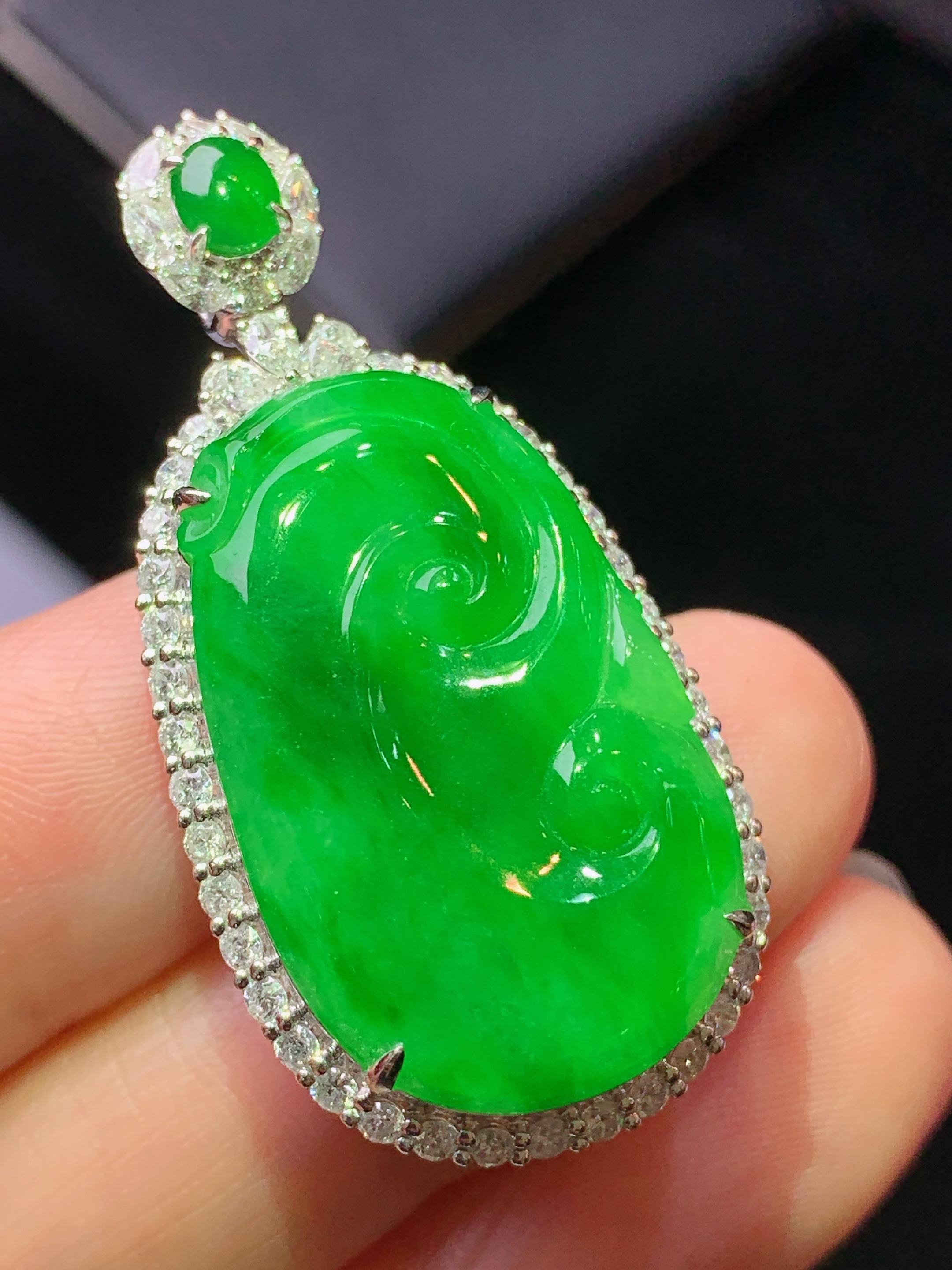 18k金钻镶嵌满绿如意吊坠 玉质细腻 色泽艳丽清新 水润亮眼 整体尺寸39*19.3*9.3z1