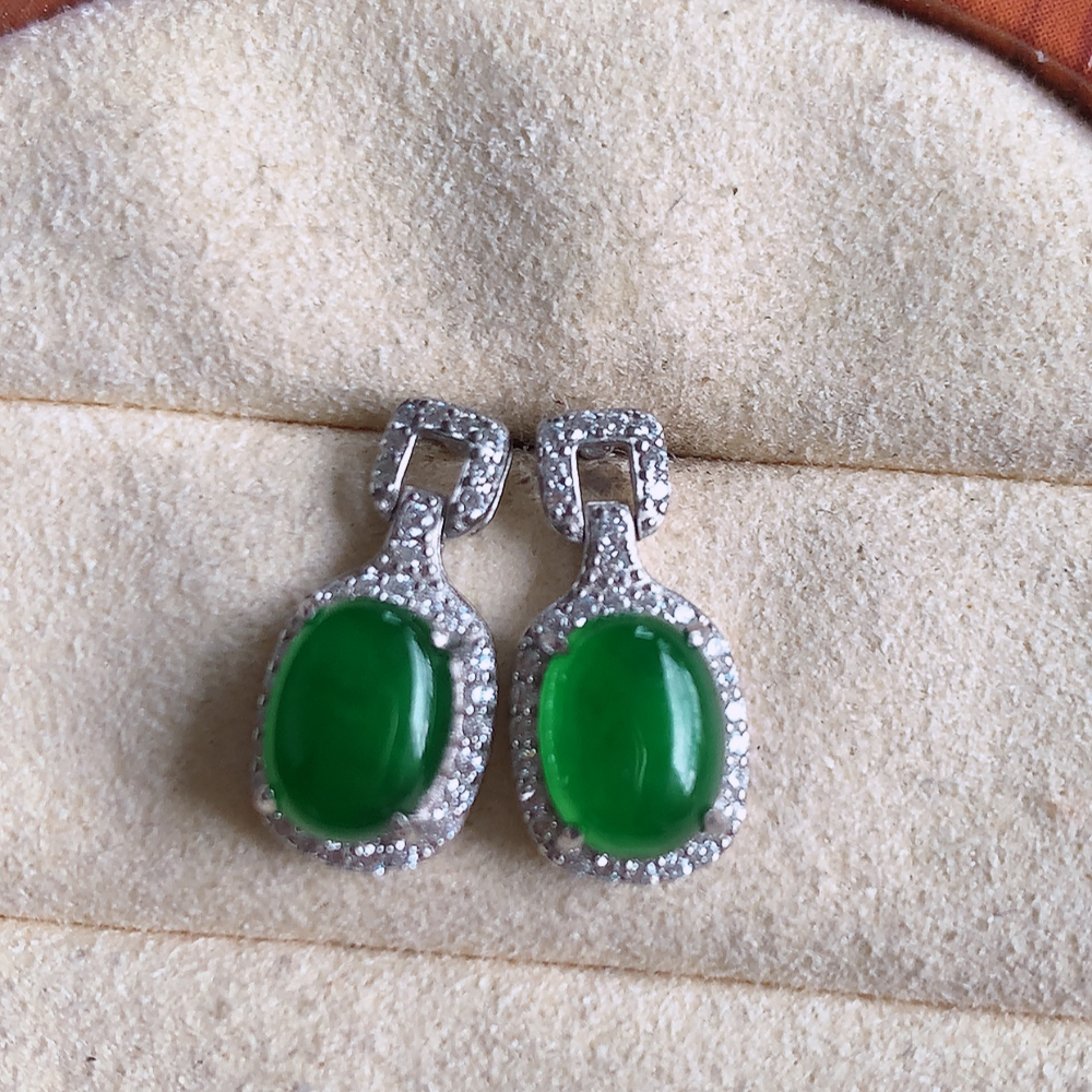 冰满绿翡翠925银镶嵌耳钉，自然光实拍，翠色灵动，颜色漂亮，种老水足，品相佳，佩戴佳品！W502.8